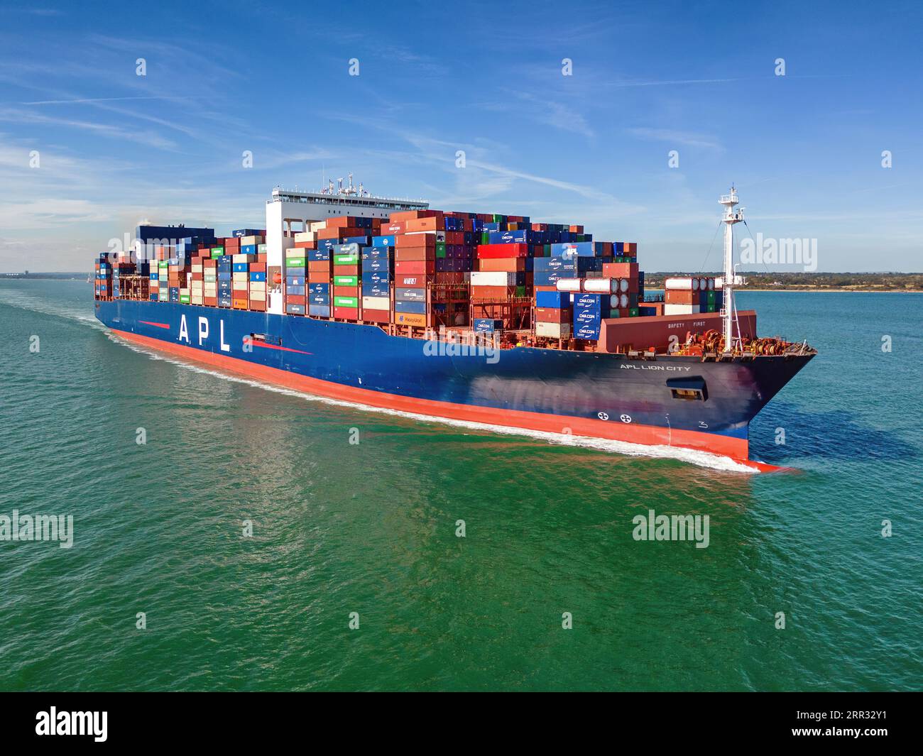 Die CMA CGM besaß das Containerschiff APL Lion City, das den Hafen von Southampton verließ. Stockfoto