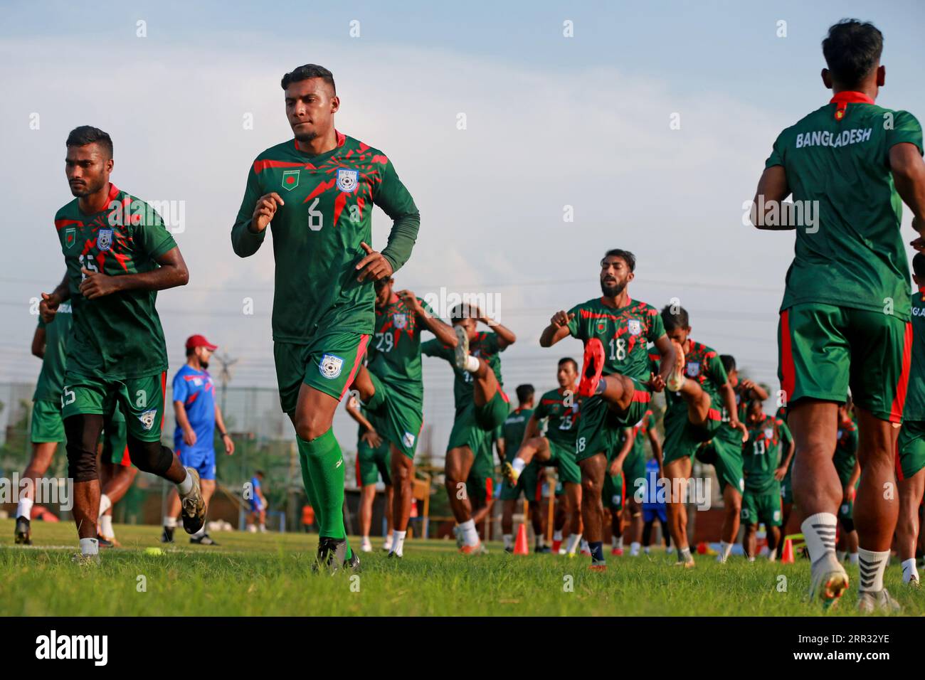Die bangladeschische Nationalmannschaft nimmt am 6. September 2023 an einer Trainingseinheit in der Basundhara Kings Arena in Dhaka, Bangladesch, Teil. Während sie Papa nehmen Stockfoto