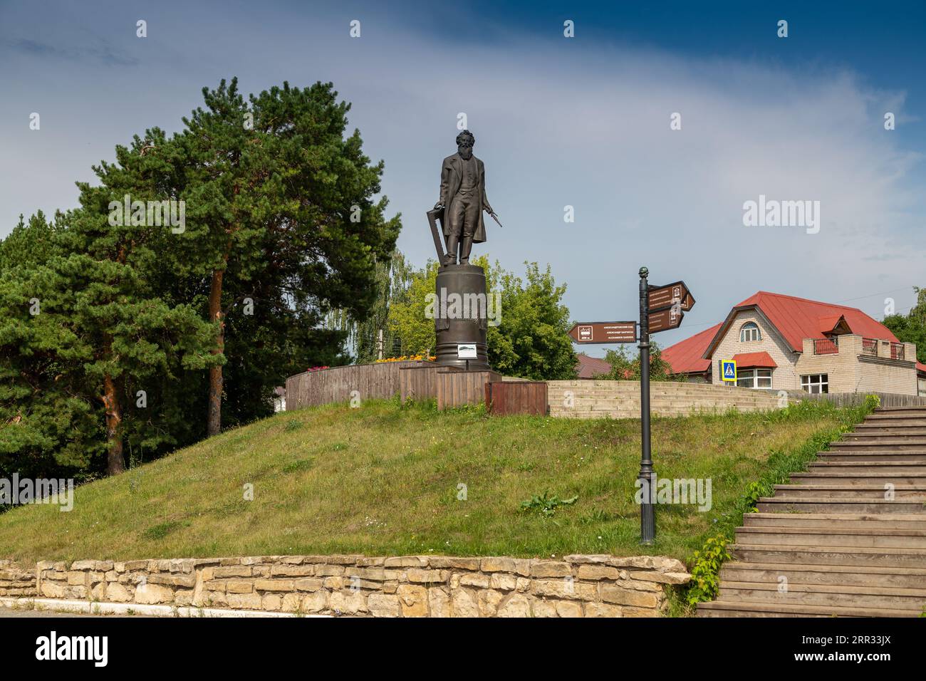 Elabuga, Tatarstan, Russische Föderation - 7. August 2020: Denkmal des sehr berühmten russischen Künstlers Iwan Shishkin, der an diesem Ort geboren wurde Stockfoto
