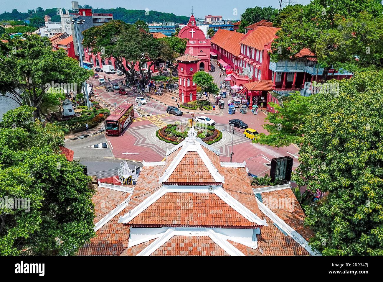 201022 -- MALAKKA, 22. Oktober 2020 -- Luftaufnahme vom 11. April 2019 zeigt das Stadtzentrum von Malakka, Malaysia. Die Stadt Malakka an der Straße von Malakka war früher ein wichtiger Handelsknotenpunkt und ein Knotenpunkt für den kulturellen Austausch zwischen Ost und West. Der chinesische große Seefahrer Zheng He 1371-1433 und seine Flotte hatten Malakka auf seinen sieben Reisen fünf Mal besucht. 2008 wurde Malakka zum UNESCO-Weltkulturerbe erklärt. Heute ist Malakka zu einem Reiseziel geworden, und seine vielfältige Kultur zieht immer noch Touristen auf der ganzen Welt an. CitySketchMALAYSIA-MALACCA ZhuxWei PUBLICATIONx Stockfoto