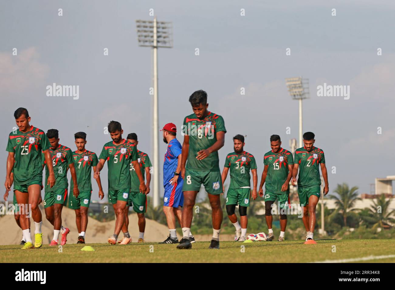 Die bangladeschische Nationalmannschaft nimmt am 6. September 2023 an einer Trainingseinheit in der Basundhara Kings Arena in Dhaka, Bangladesch, Teil. Während sie Papa nehmen Stockfoto