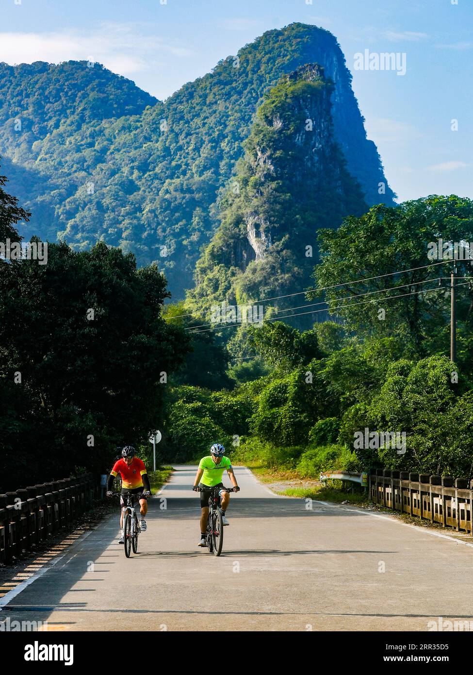 (230906) -- GUILIN, 6. September 2023 (Xinhua) -- Enthusiasten fahren Fahrräder in Guilin, Südchinas autonome Region Guangxi Zhuang, 6. September 2023. Die Stadt Guilin in der südchinesischen autonomen Region Guangxi Zhuang ist berühmt für ihre beeindruckenden Karstlandschaften. Es war eine der ersten chinesischen Städte, die ausländischen Besuchern zugänglich waren. Guilin City verlässt sich auf seine zahlreichen touristischen Ressourcen und hat die Sportindustrie in lokale landschaftlich reizvolle Gebiete integriert und den Outdoor-Sport zu einer neuen Namenskarte für den Tourismus gemacht. Guilin zeichnet sich dadurch aus, dass es durch die Integration von Tourismus und s ökologische Vorteile voll ausschöpft Stockfoto