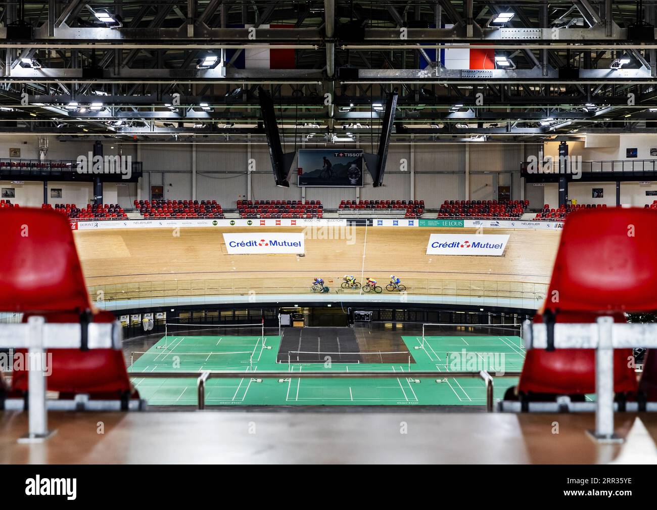 MONTIGNY-LE-BRETONNEUX - das Velodrome de Saint-Quentin-en-Yvelines (Velodrome National) während der Tour für Journalisten im Vorfeld der Olympischen Spiele 2024 in Paris. ANP REMKO DE WAAL Stockfoto