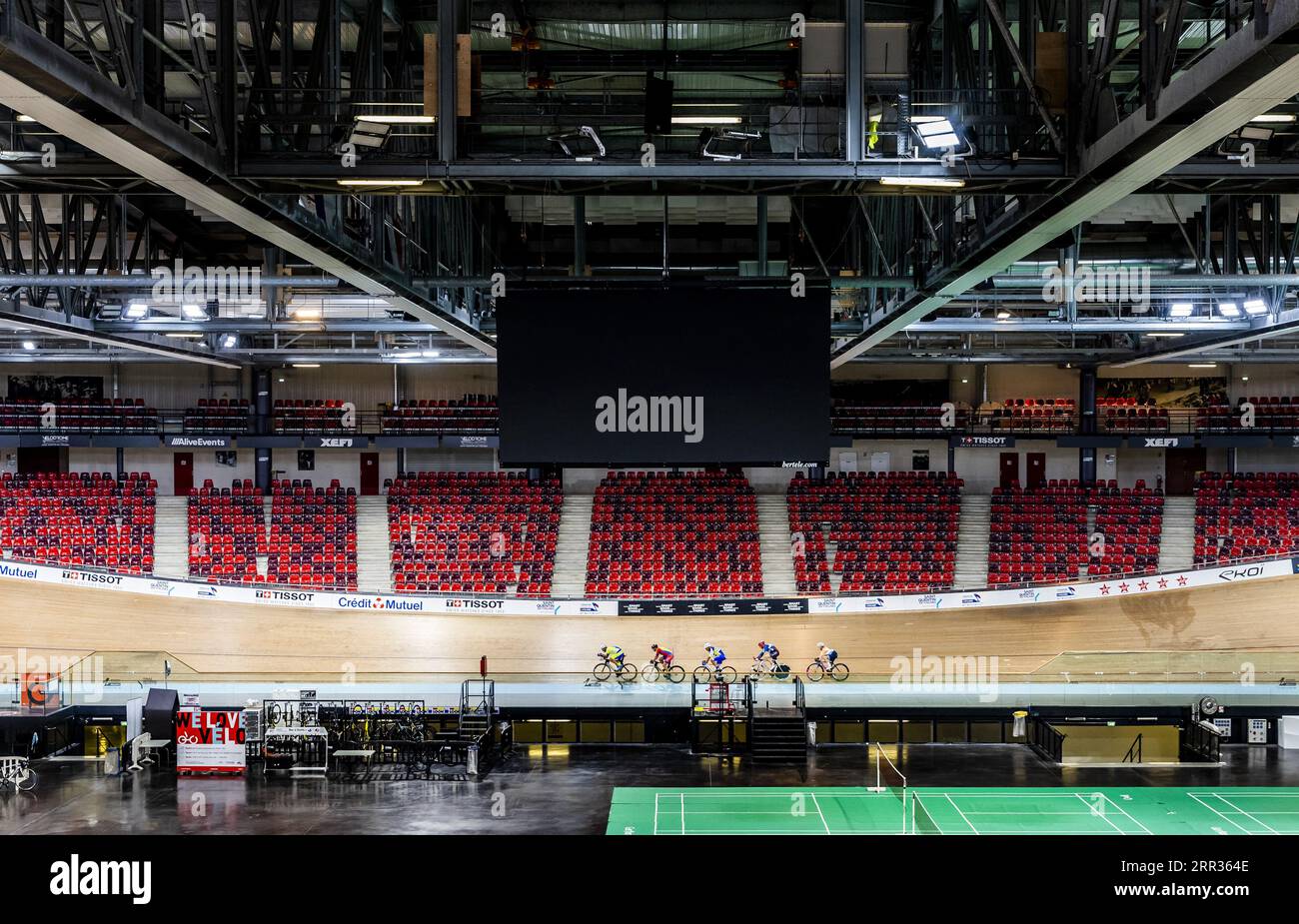 MONTIGNY-LE-BRETONNEUX - das Velodrome de Saint-Quentin-en-Yvelines (Velodrome National) während der Tour für Journalisten im Vorfeld der Olympischen Spiele 2024 in Paris. ANP REMKO DE WAAL Stockfoto