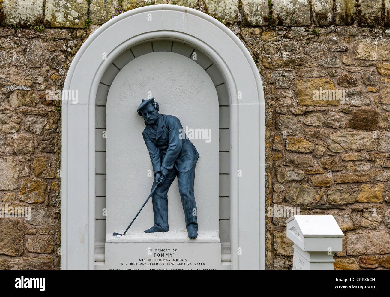 Wall Memorial für Tommy Morris, professioneller Golfer, St Andrews Cathedral Cemetery, Fife, Schottland, Großbritannien Stockfoto