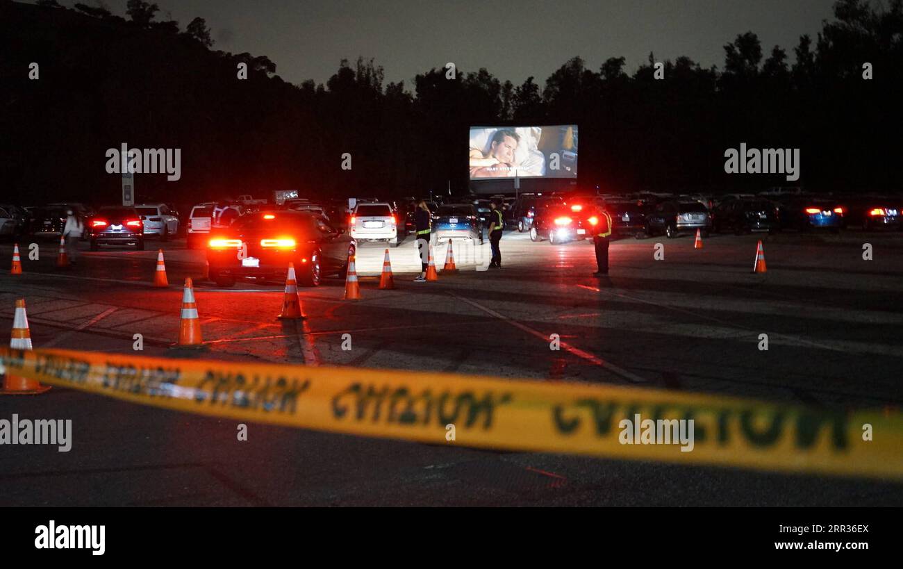 201024 -- LOS ANGLES, 24. Oktober 2020 -- am 23. Oktober 2020 sehen die Leute Filme in ihren Autos im Los Angeles Zoo und Botanical Gardens L.A. Zoo in Los Angeles, USA. Vom 16. Oktober bis 1. November präsentiert der Zoo von Los Angeles an jedem Wochenende Drive-in-Filmabende. Bei diesem Outdoor-Event können Familien und Freunde ihre Lieblingsbeschäftigung genießen und dabei sicher und körperlich distanziert in ihren eigenen Autos bleiben. Foto von /Xinhua U.S.-LOS ANGELES-ZOO-DRIVE-IN MOVIE NIGHTS ZengxHui PUBLICATIONxNOTxINxCHN Stockfoto