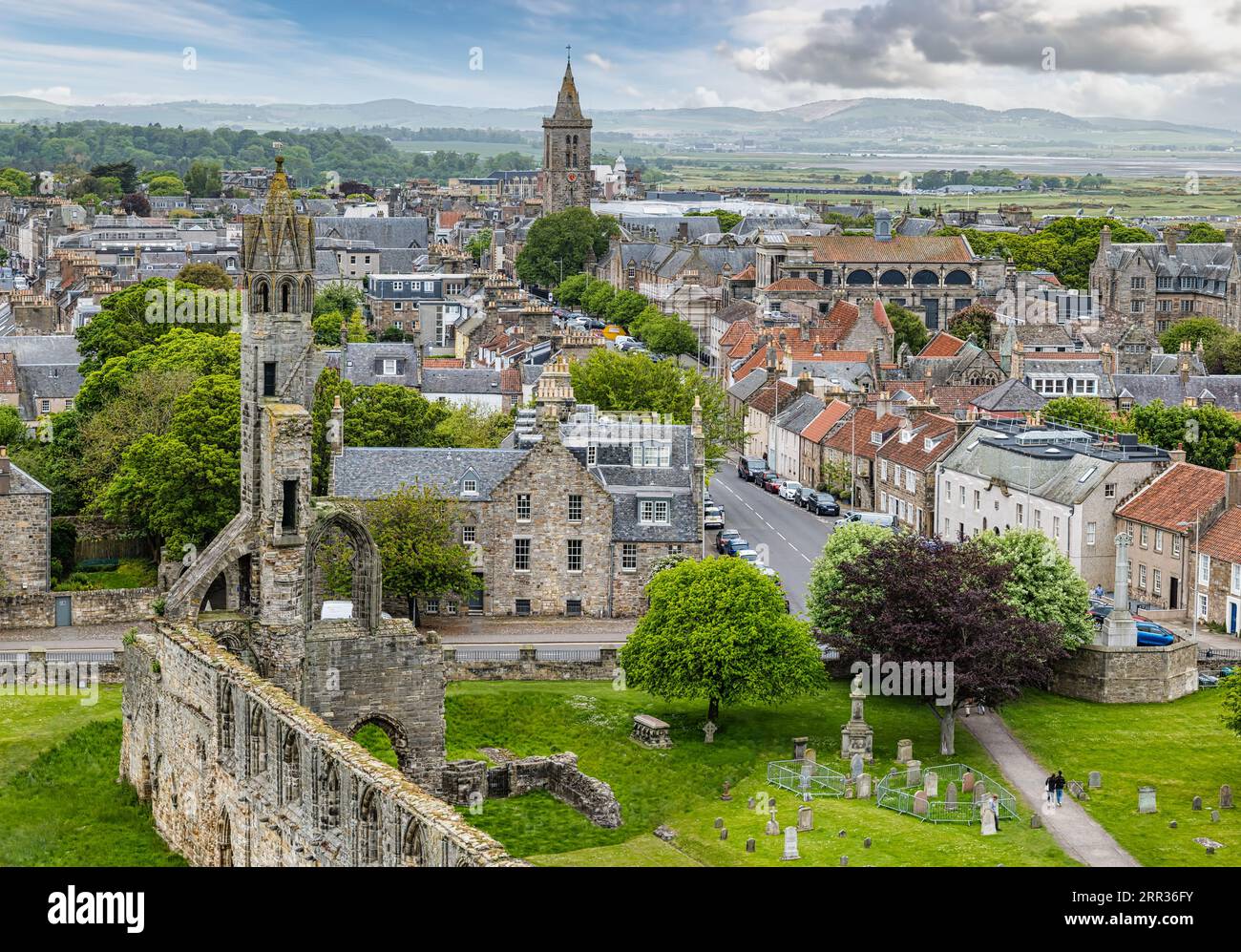 Blick von oben auf die Ruinen und den Friedhof der St Andrews Cathedral, Fife, Schottland, Großbritannien Stockfoto