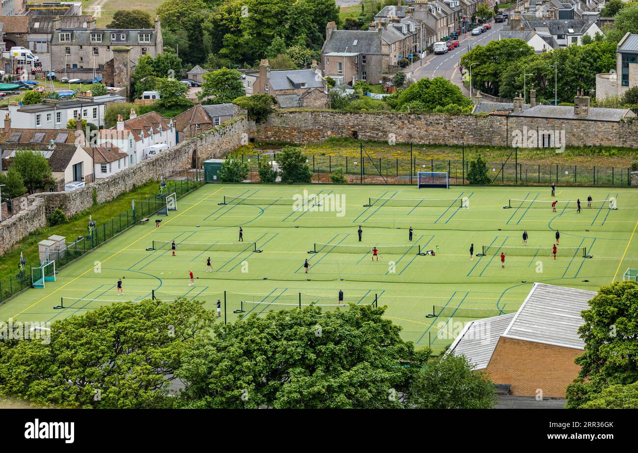 Blick von oben auf die Schulkinder von St. Leonards, die auf Tennisplätzen spielen, St Andrews, Fife, Schottland, Großbritannien Stockfoto