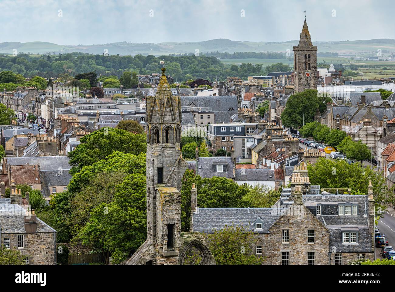 Blick von oben auf die Kirchtürme, einschließlich St. Andrews Ruine Kathedrale, St Andrews, Fife, Schottland, Großbritannien Stockfoto