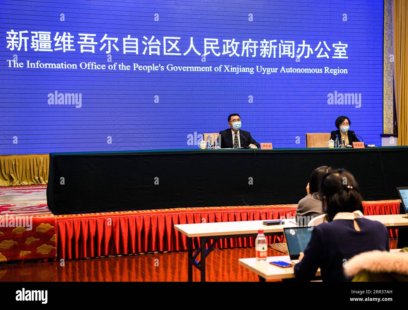 201025 -- ÜRÜMQI, 25. Oktober 2020 -- Eine Pressekonferenz wird vom Informationsbüro der Volksregierung der Autonomen Region Xinjiang Uygur in Ürümqi, Nordwestchinas Autonome Region Xinjiang Uygur, 25. Oktober 2020, abgehalten. Chinas Xinjiang hat 137 neue asymptomatische Fälle von COVID-19 identifiziert, so die lokalen Gesundheitsbehörden am Sonntag um 14.00 Uhr. CHINA-XINJIANG-URUMQI-COVID-19-PRESSEKONFERENZ CN WANGXFEI PUBLICATIONXNOTXINXCHN Stockfoto