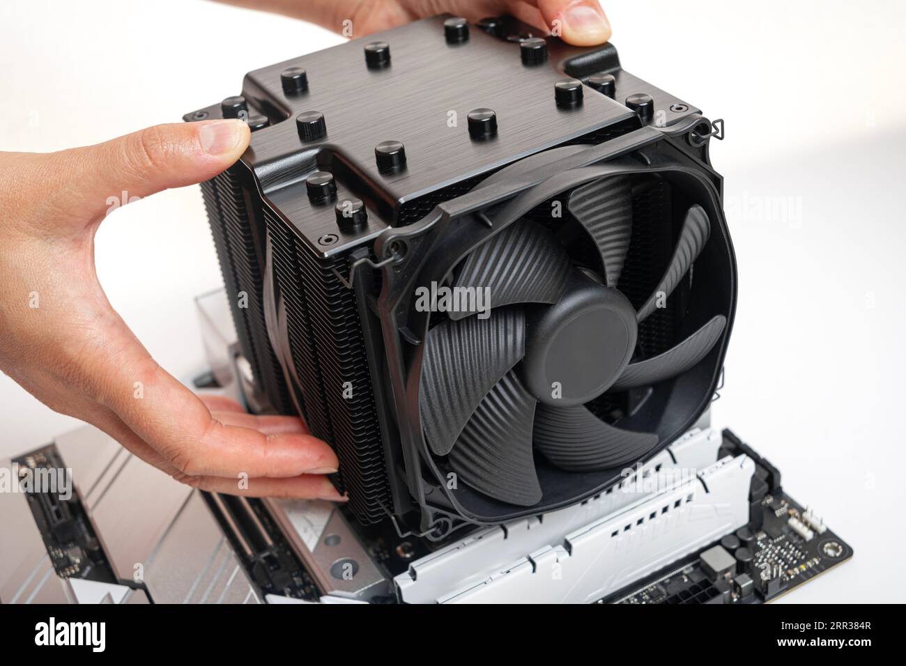 Installieren eines großen Kühlers auf einem Computerprozessor. Stockfoto