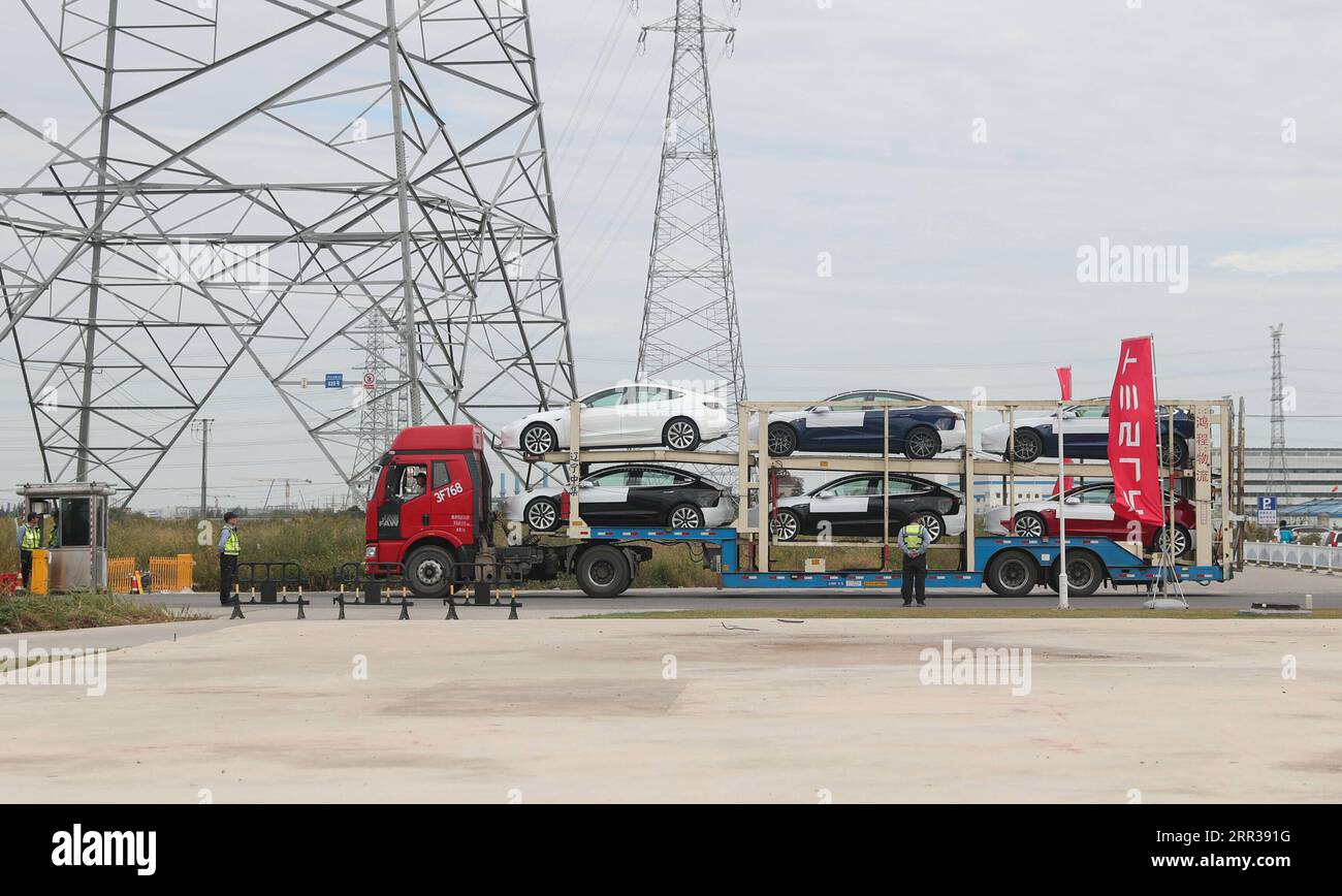 201027 -- SHANGHAI, 27. Oktober 2020 -- Foto aufgenommen am 26. Oktober 2020 zeigt die von Tesla China hergestellten Model 3-Fahrzeuge an ihrem Gigafactory in Shanghai, Ostchina. Xinhua Schlagzeilen: Tesla exportiert Made-in-China Model 3, während die globalen Automobilhersteller auf Chinas Öffnung DingxTing PUBLICATIONxNOTxINxCHN fahren Stockfoto