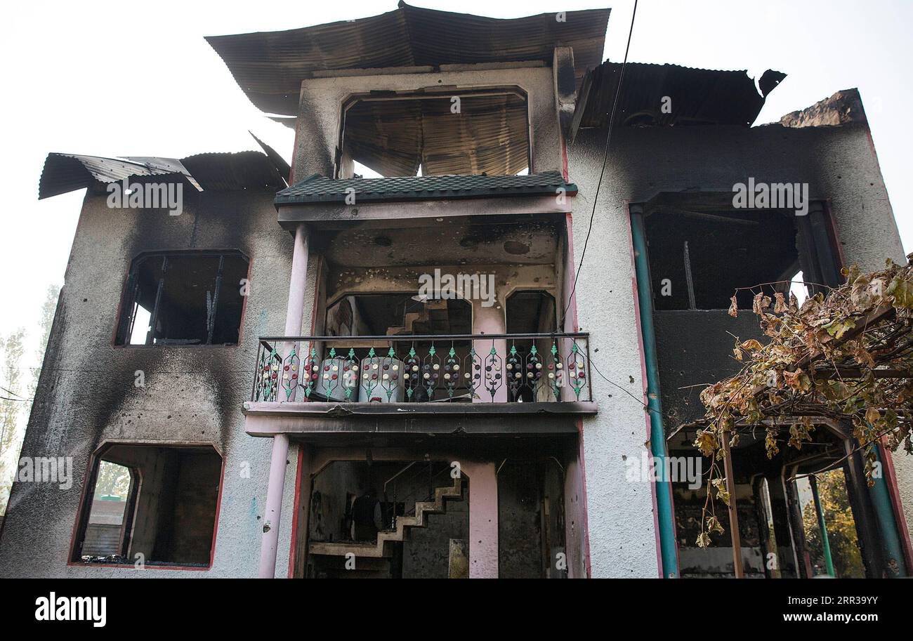 201028 -- SRINAGAR, 28. Oktober 2020 -- Foto aufgenommen am 28. Oktober 2020 zeigt ein Haus, das während einer Schießerei im Dorf Mouchwa im Budgam-Bezirk etwa 29 km südlich von Srinagar, der Sommerhauptstadt des von Indianern kontrollierten Kaschmirs, beschädigt wurde. Zwei Militante wurden in einem über Nacht erbitterten bewaffneten Kampf mit Regierungstruppen im von Indien kontrollierten Kaschmir getötet, teilte die Polizei am Mittwoch mit. KASCHMIR-SRINAGAR-GUNFIGHT JavedxDar PUBLICATIONxNOTxINxCHN Stockfoto