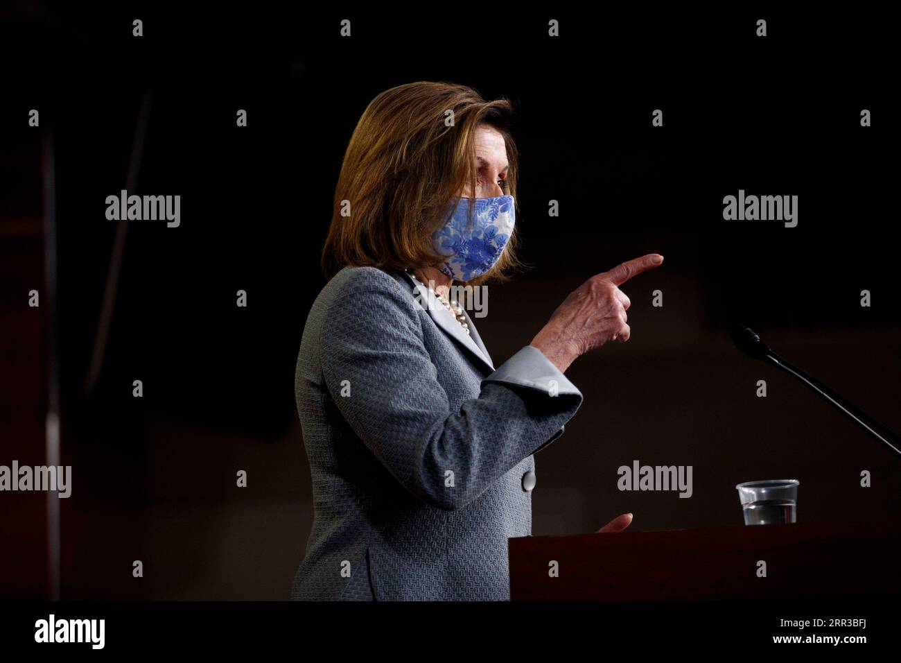 201029 -- WASHINGTON, 29. Oktober 2020 -- die US-Repräsentantenin Nancy Pelosi spricht während ihrer wöchentlichen Pressekonferenz auf dem Capitol Hill in Washington, D.C., USA, am 29. Oktober 2020. Die US-amerikanische Wirtschaftsaktivität wuchs im dritten Quartal nach einem starken Rückgang im vorangegangenen Quartal um 33,1 Prozent pro Jahr, berichtete das US-Handelsministerium am Donnerstag. Ökonomen und Beamte der Federal Reserve haben wiederholt argumentiert, dass mehr fiskalische Erleichterungen erforderlich sind, um die wirtschaftliche Erholung in den USA aufrechtzuerhalten, aber der Kongress und das Weiße Haus bleiben bei der nächsten Runde des COVID-19-Entlastungsgesetzes blockiert Stockfoto