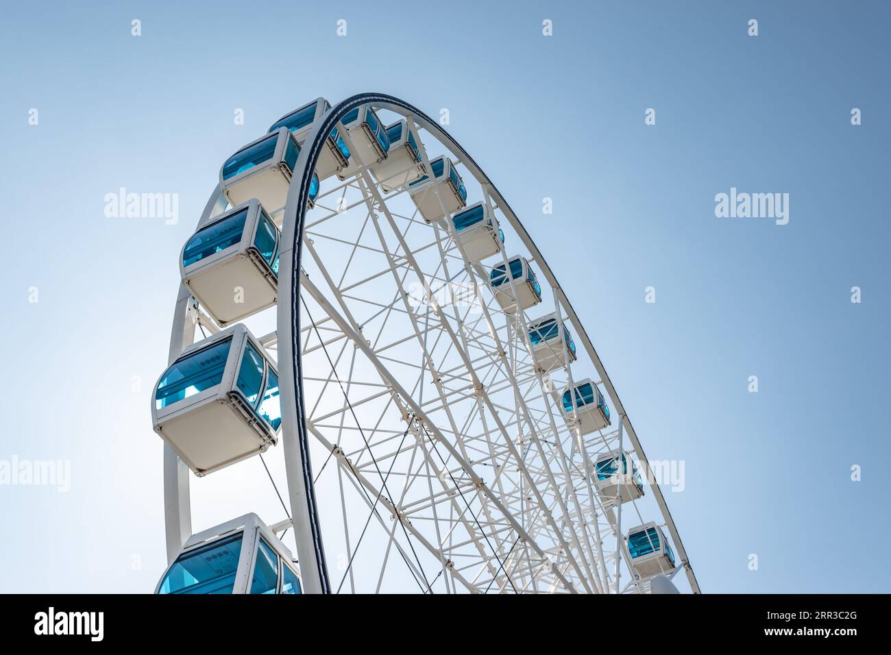 Riesenrad gegen blauen Himmel. Attraktion in Helsinki, Finnland. Stockfoto