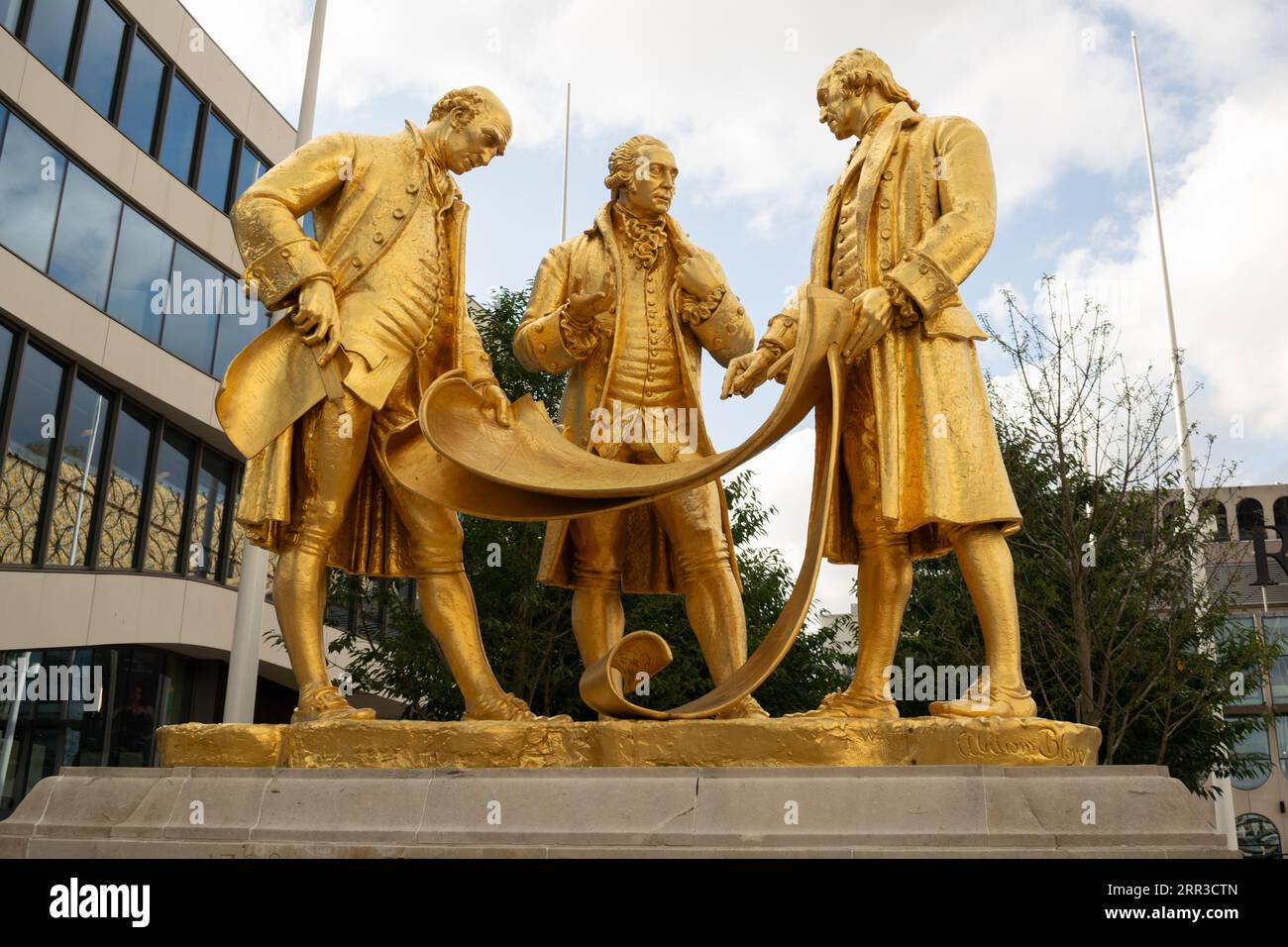 Tätowierung von James Watt, Matthew Boulton und William Murdock. Golden Boys auf dem Centenary Square. Birmingham Großbritannien Stockfoto