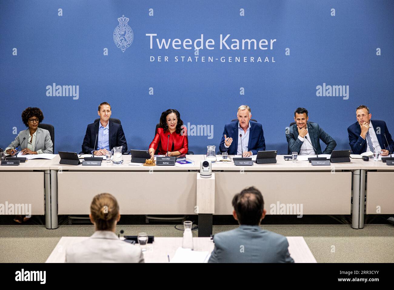 DEN HAAG - Wouter van Atteveldt-Professor für Computational Communication Science & Political Communication und Willemijn Roozendaal-Professor durch Sonderberufung des Sozialversicherungsrechts während des Beginns der öffentlichen Anhörungen des parlamentarischen Untersuchungsausschusses zur Untersuchung der Betrugspolitik der Regierung. Die Untersuchung wurde nach dem Kindergeldskandal eingeleitet. ANP RAMON VAN FLYMEN niederlande raus - belgien raus Stockfoto