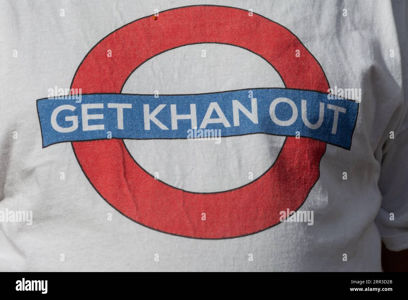 Anti-ulez-Demonstrant trägt „Got kahn Out“-T-Shirt Stockfoto