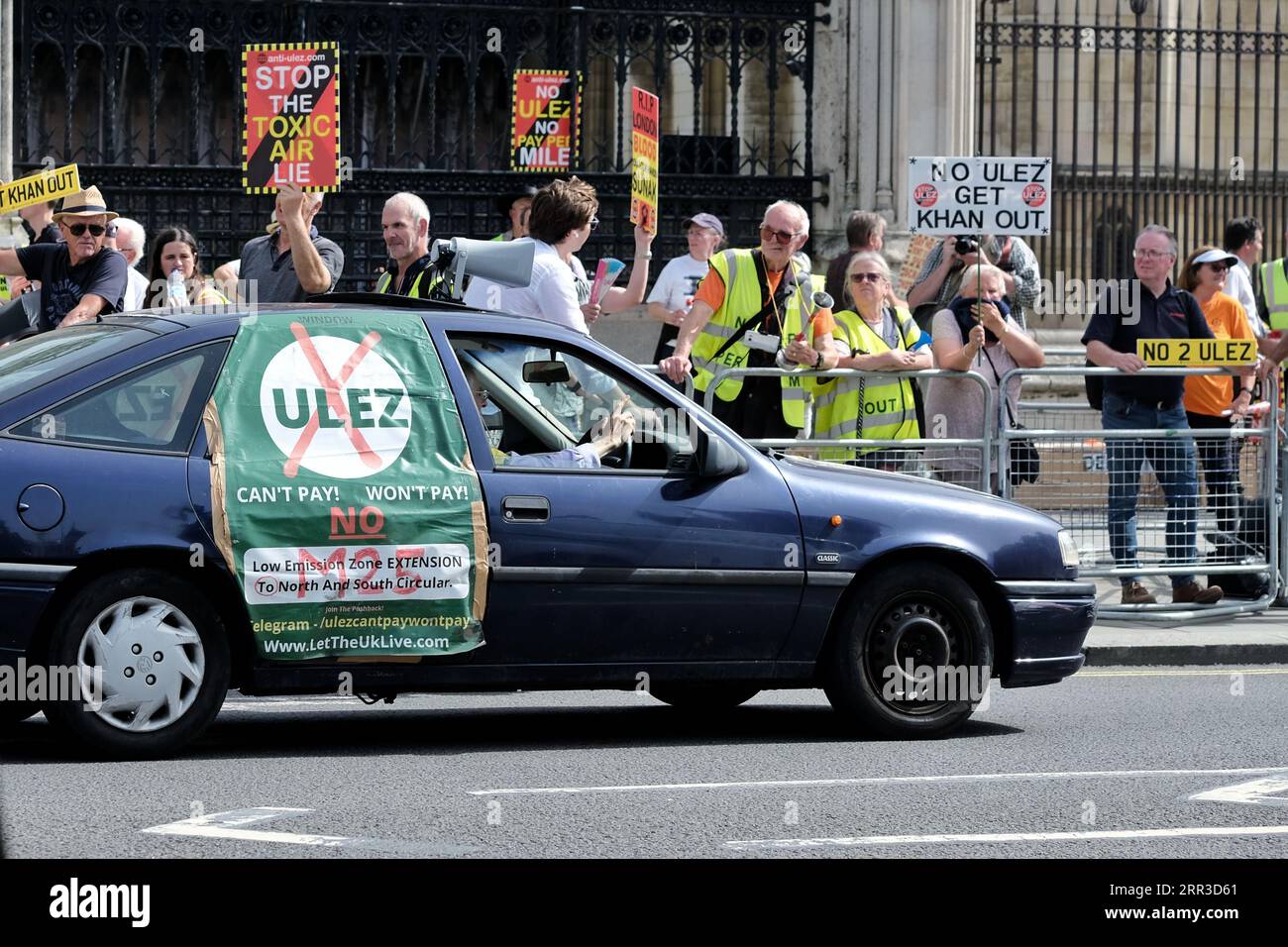 London, Großbritannien. September 2023. Anti-ULEZ-Demonstranten demonstrieren vor den Parlamentshäusern vor den Fragen des ersten Premierministers (PMQs) nach der Sommerpause. Danksagung: Elfte Stunde Fotografie/Alamy Live News Stockfoto