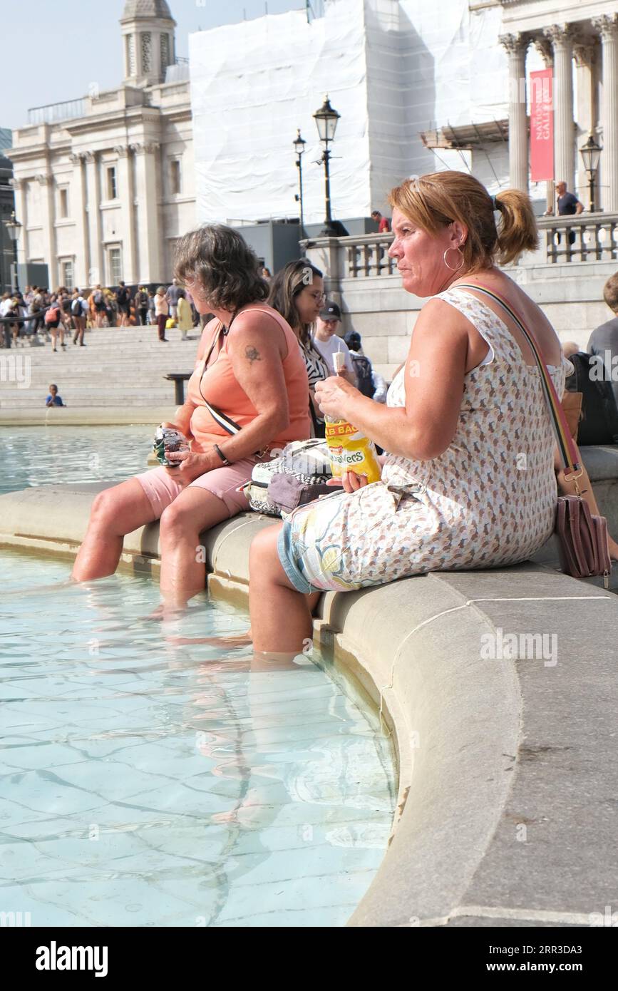 London, Großbritannien. September 2023. Zwei Frauen kühlen ihre Füße im Trafalgar Square-Brunnen, während die Hitzewelle in der Hauptstadt weitergeht. Hohe Temperaturen werden voraussichtlich bis nächste Woche andauern. Danksagung: Elfte Stunde Fotografie/Alamy Live News Stockfoto