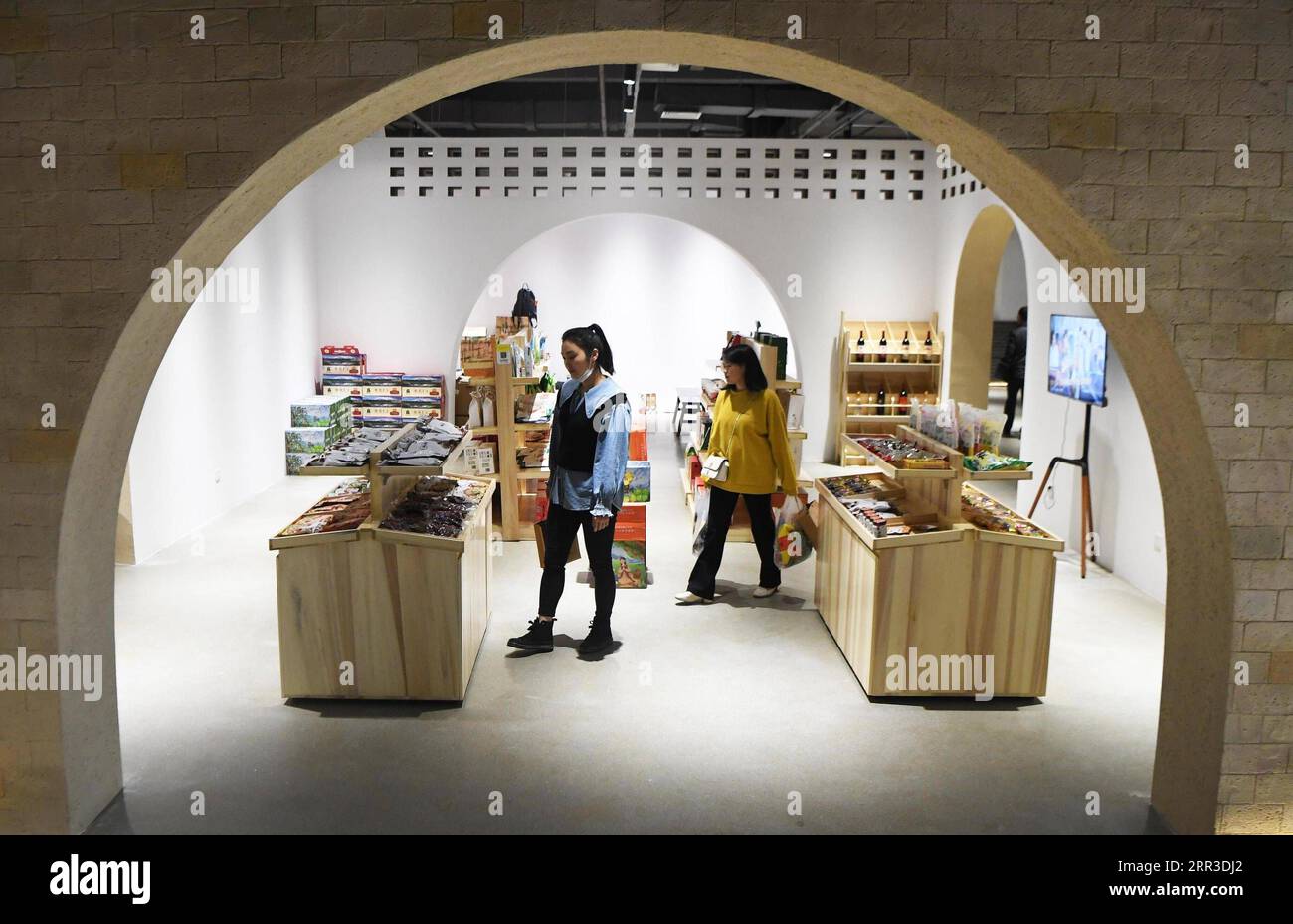 201031 -- CHONGQING, 31. Oktober 2020 -- Kunden wählen Waren im China Western Consumption Poverty Reduction Center in Chongqing, Südwestchina, 31. Oktober 2020. Das Zentrum, das eine Fläche von 15.000 Quadratmetern umfasst, besteht aus 11 Pavillons für Chinas westliche Provinzen und autonome Regionen und 33 Pavillons für Chongqings Bezirke und Grafschaften. CHINA-CHONGQING-KONSUM ARMUTSBEKÄMPFUNGSZENTRUM GEÖFFNET CN WANGXQUANCHAO PUBLICATIONXNOTXINXCHN Stockfoto