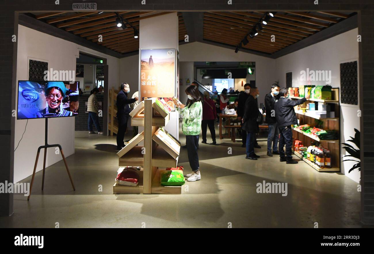 201031 -- CHONGQING, 31. Oktober 2020 -- Kunden wählen Waren im China Western Consumption Poverty Reduction Center in Chongqing, Südwestchina, 31. Oktober 2020. Das Zentrum, das eine Fläche von 15.000 Quadratmetern umfasst, besteht aus 11 Pavillons für Chinas westliche Provinzen und autonome Regionen und 33 Pavillons für Chongqings Bezirke und Grafschaften. CHINA-CHONGQING-KONSUM ARMUTSBEKÄMPFUNGSZENTRUM GEÖFFNET CN WANGXQUANCHAO PUBLICATIONXNOTXINXCHN Stockfoto