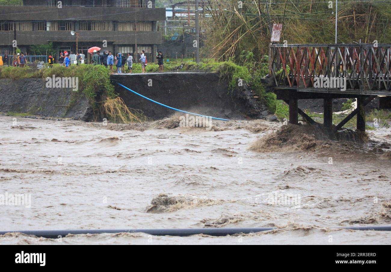 201101 -- PROVINZ ALBAY, 1. November 2020 -- Eine Brücke wird durch die Überschwemmung beschädigt, die durch die schweren Regenfälle des Taifuns Goni in der Provinz Albay, Philippinen, 1. November 2020 verursacht wurde. Der Super Typhoon Goni stürzte am Sonntag mit katastrophalen heftigen Winden und heftigen sintflutartigen Regenfällen in den südlichen Teil der philippinischen Hauptinsel Luzon, was Sturzfluten und Erdrutsche auslöste, bei denen mindestens vier Menschen ums Leben kamen. STR/Xinhua PHILIPPINEN-SUPER TAIFUN GONI-DESTRUATION STRINGER PUBLICATIONxNOTxINxCHN Stockfoto