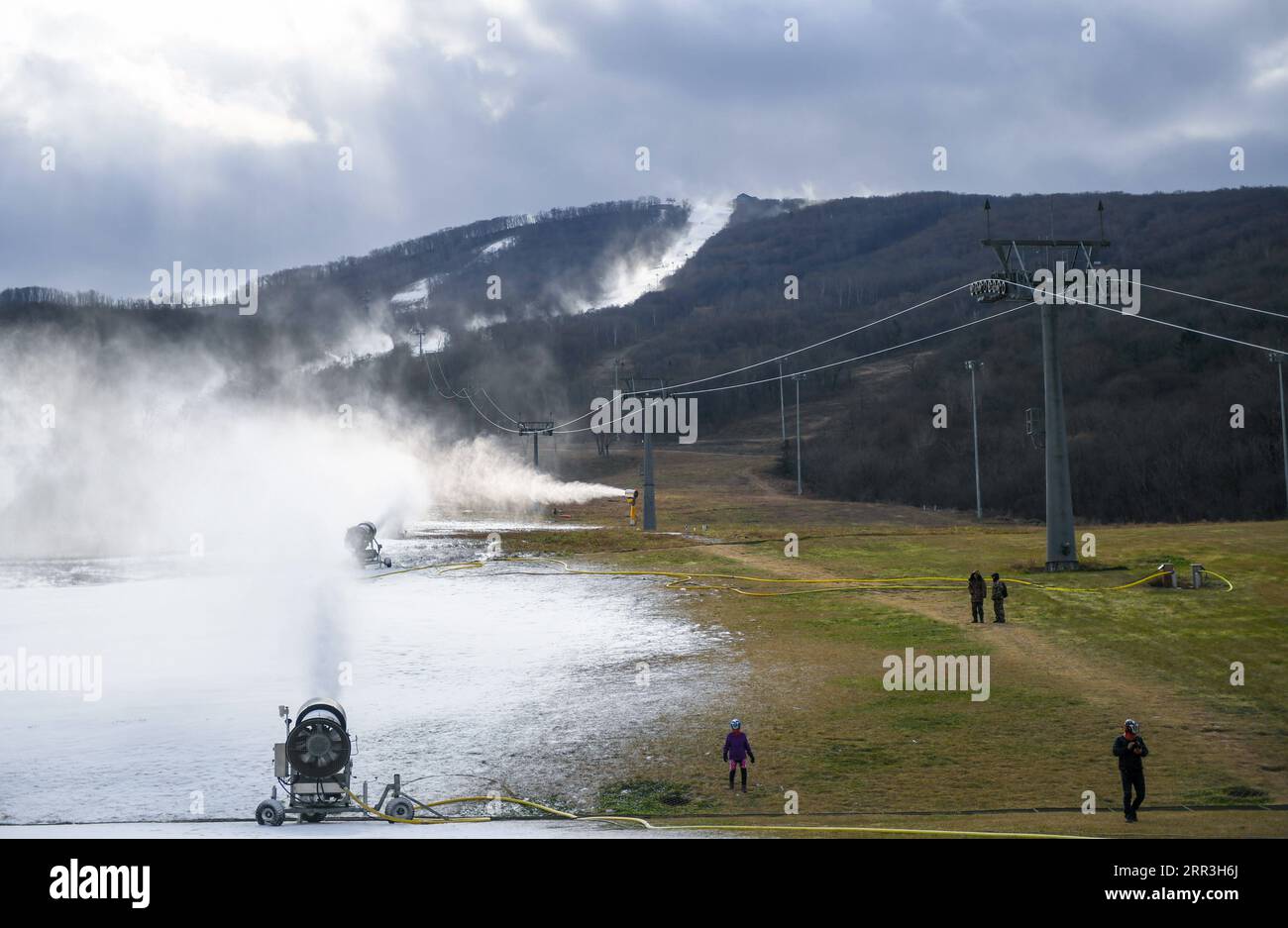 201103 -- CHANGCHUN, 3. November 2020 -- Mitarbeiter werden als Beschneiungsmaschinen auf dem Songhua Lake Skigebiet in der Stadt Jilin, Provinz Jilin im Nordosten Chinas, 3. November 2020 gesehen. Die Skigebiete in der Provinz Jilin bereiten sich auf die Skisaison vor, da die Temperaturen in diesen Tagen sinken. CHINA-JILIN-SKI-FELDER-KUNSTSCHNEEERZEUGUNG CN YANXLINYUN PUBLICATIONXNOTXINXCHN Stockfoto