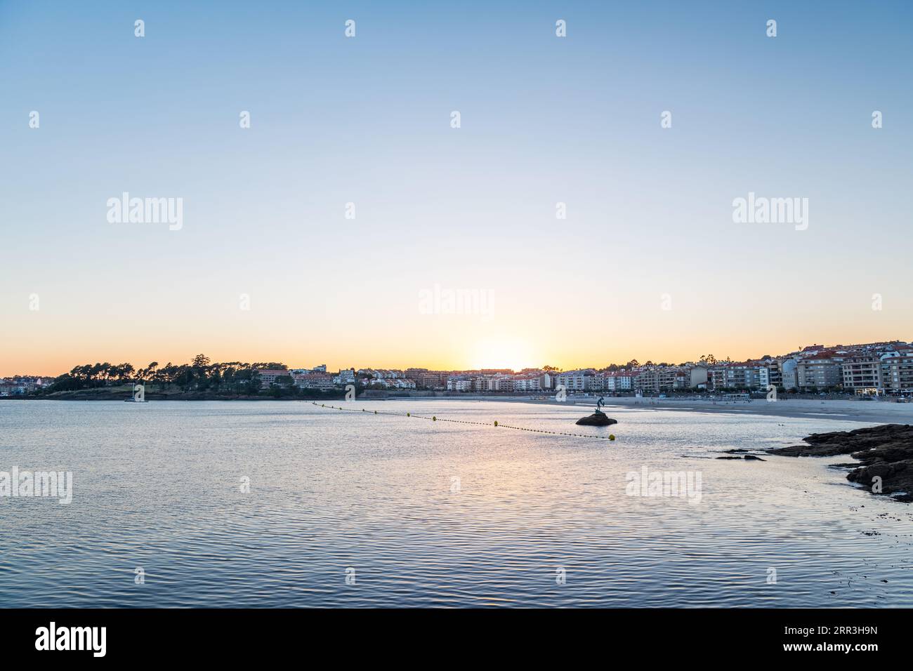 Panoramaaussicht auf Sanxenxo und Silgar Strand am Ende eines klaren Sommertages im Rias Baixas in Galicien, Spanien. Stockfoto