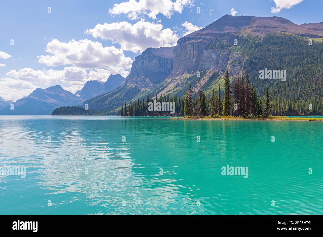 Maligne Lake Sommerreflexion mit den kanadischen rockies, Jasper Nationalpark, Kanada. Stockfoto