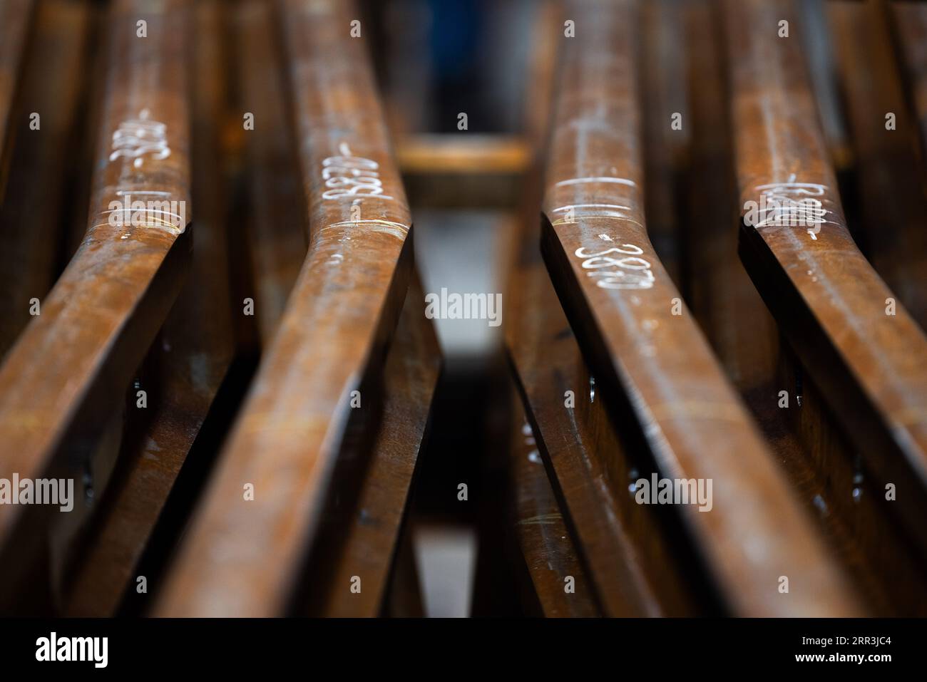 Witten, Deutschland. 30. August 2023. Schaltkomponenten für den Frosch befinden sich im Werk für Dauerwegmaterialien der Deutschen Bahn (DB Netze). Hier werden verschiedene Schalter für das Schienennetz hergestellt. Quelle: Rolf Vennenbernd/dpa/Alamy Live News Stockfoto