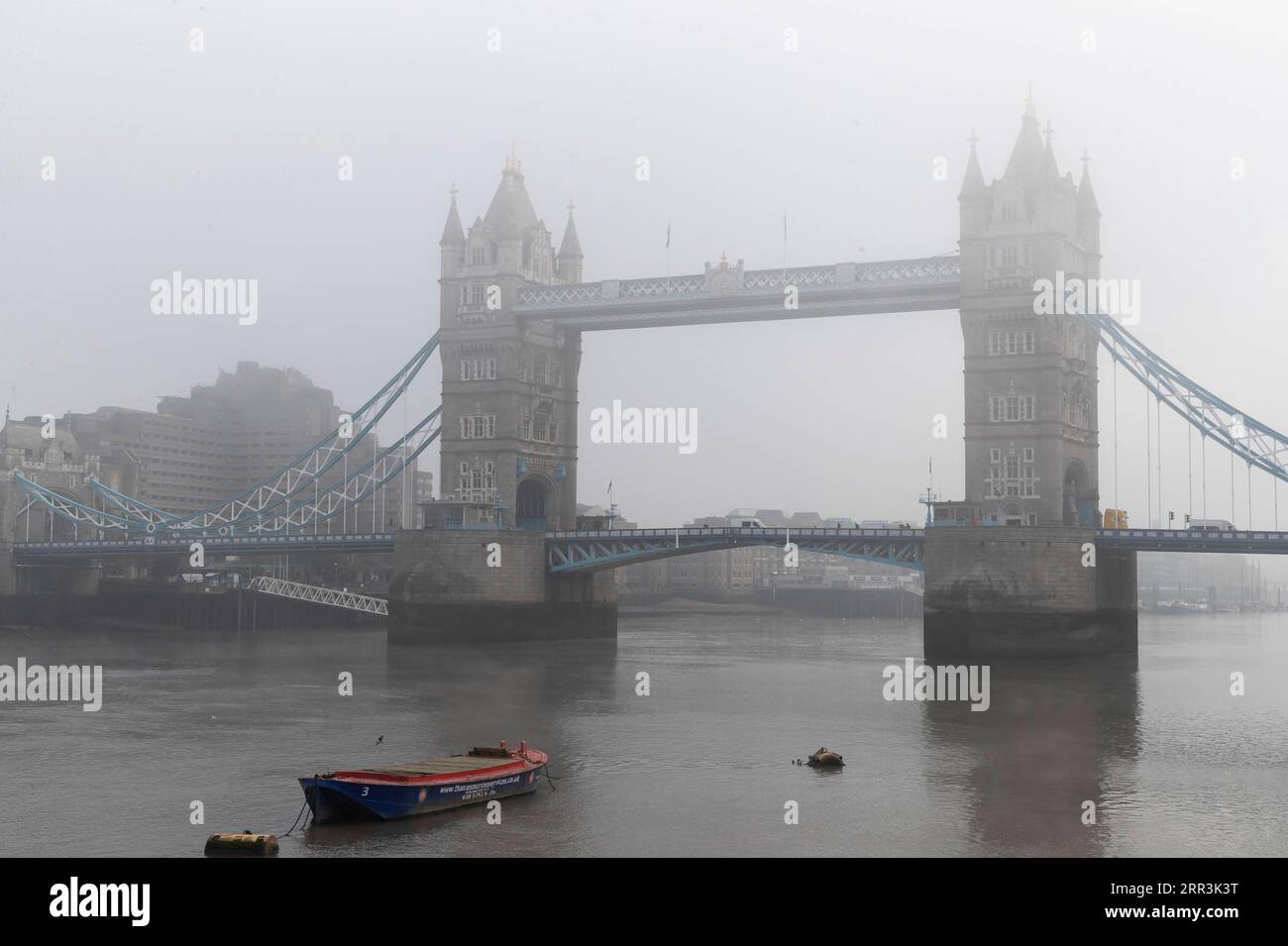 201105 -- LONDON, 5. November 2020 -- Foto aufgenommen am 5. November 2020 zeigt die von Nebel umhüllte Tower Bridge in London, Großbritannien. Die britischen Gesetzgeber stimmten am Mittwoch mit 516 gegen 38 Stimmen für die monatelange Sperre der Regierung für England, eine Mehrheit von 478 Stimmen. Das Abstimmungsergebnis ebnete den Weg für die neuen Maßnahmen, die der britische Premierminister Boris Johnson am Samstag angekündigt hatte, um die ansteigenden Coronavirus-Infektionen zu unterbinden. GROSSBRITANNIEN-LONDON-COVID-19-LOCKDOWN HanxYan PUBLICATIONxNOTxINxCHN Stockfoto