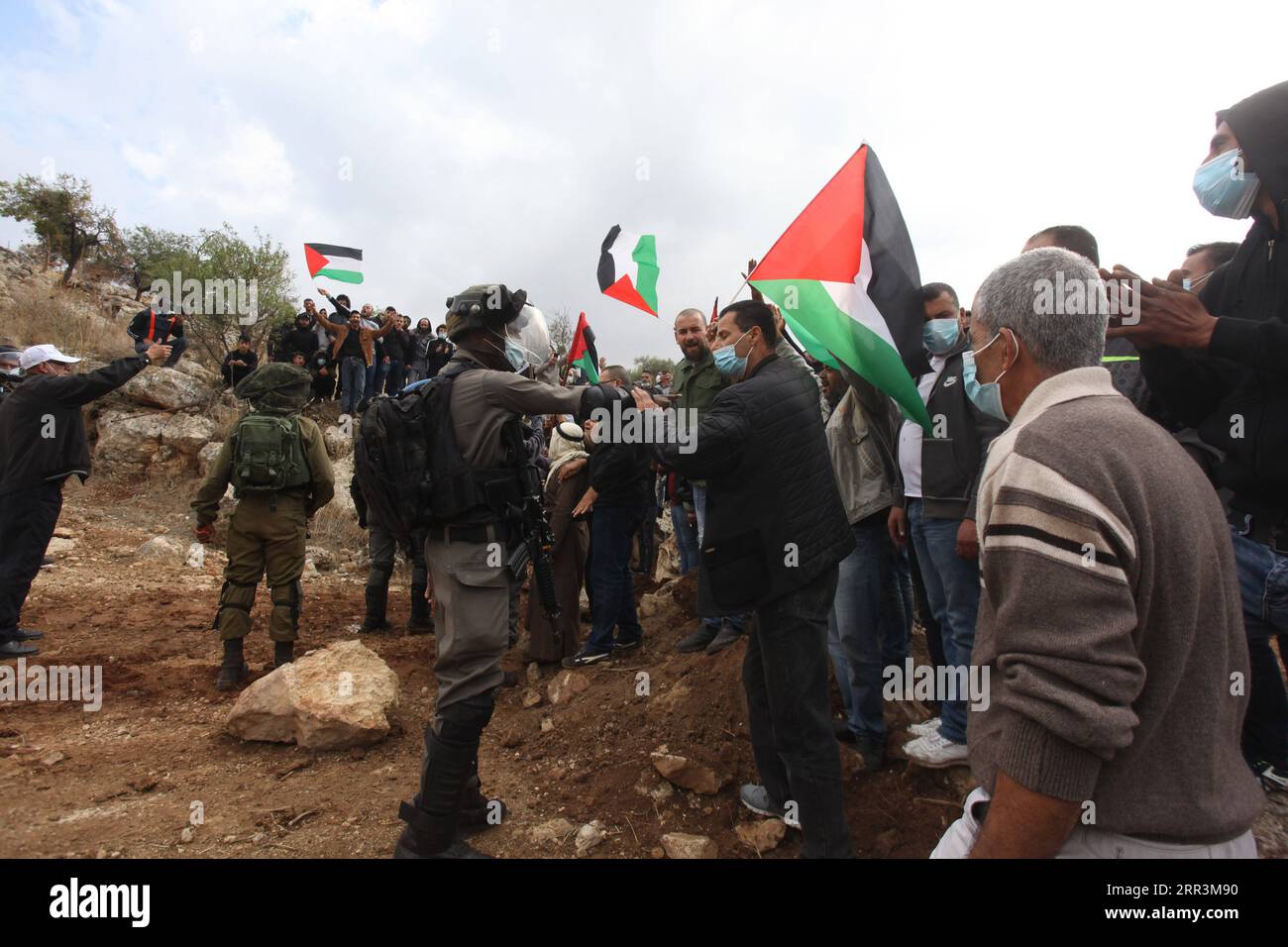 201106 -- NABLUS, 6. November 2020 -- palästinensische Demonstranten stoßen mit israelischen Soldaten und Mitgliedern der israelischen Grenzpolizei zusammen, nachdem sie gegen die Erweiterung jüdischer Siedlungen im Dorf Beit Dajan im Westjordanland, östlich von Nablus, am 6. November 2020 protestiert haben. Foto von /Xinhua MIDEAST-NABLUS-CLASHES NidalxEshtayeh PUBLICATIONxNOTxINxCHN Stockfoto
