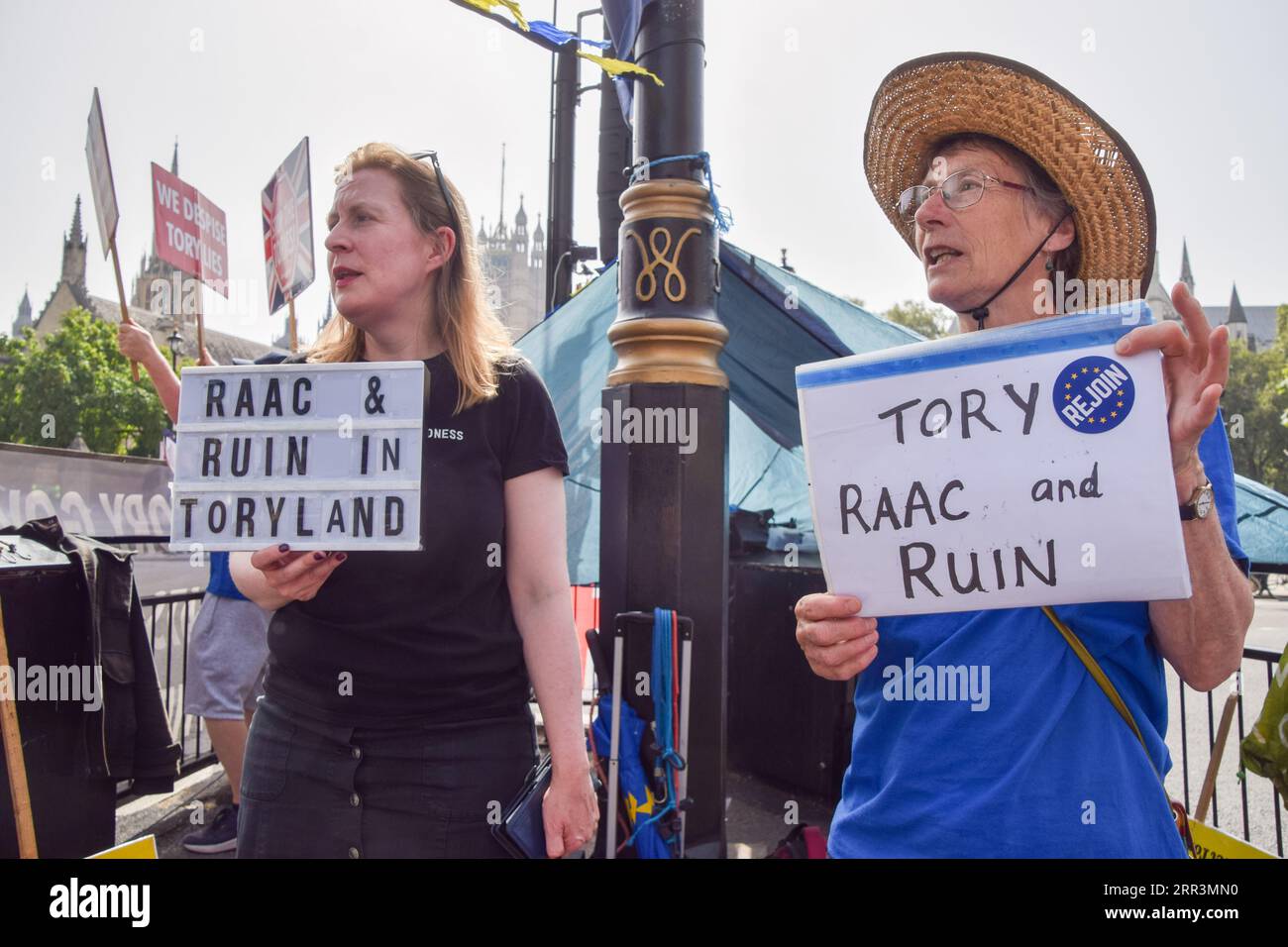 London, Großbritannien. September 2023. Die Demonstranten halten Schilder, die auf den RAAC-Schulskandal (verstärkter autoklavierter Porenbeton) hinweisen. Anti-Tory-Demonstranten versammelten sich vor dem Parlament, als Rishi Sunak seine ersten PMQs seit seiner Rückkehr aus der Pause sah. Quelle: Vuk Valcic/Alamy Live News Stockfoto