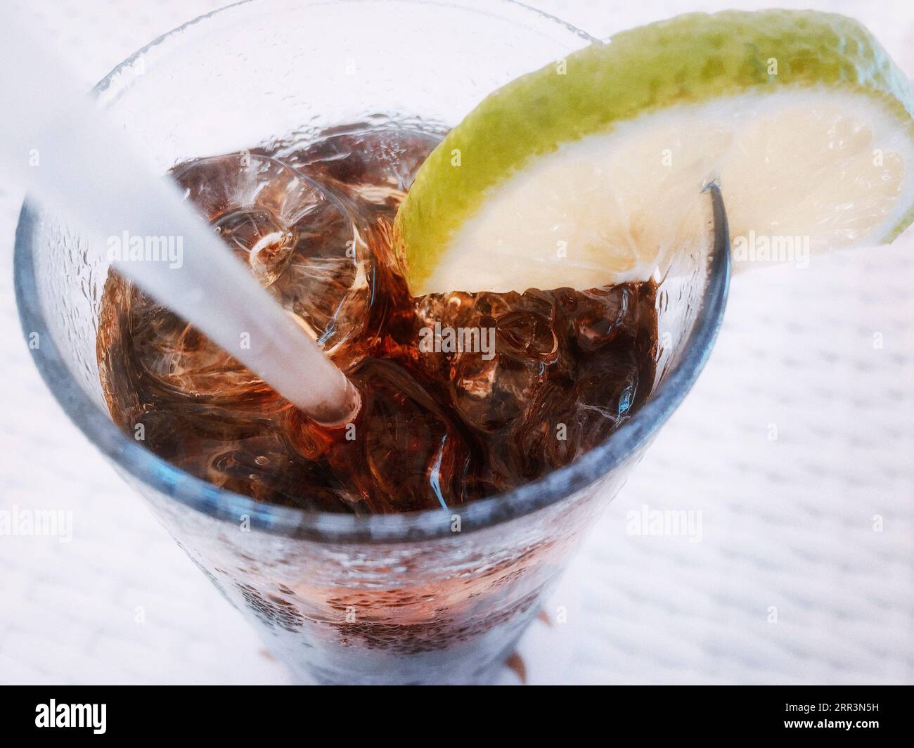 Cuba Libre, Ein Cocktail in einer Bar Stockfoto