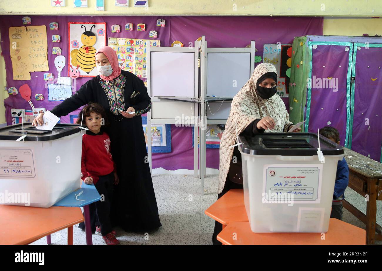 201107 -- KAIRO, 7. November 2020 -- die Wähler haben am 7. November 2020 in einer Wahlstation in Kairo, Ägypten, ihre Stimmzettel abgegeben. Ägypten begann am Samstag die zweite Phase der Parlamentswahlen in 13 der 27 Provinzen des Landes, darunter die Hauptstadt Kairo, Suez, Port Said, Ismailia, Nord-Sinai und Süd-Sinai. Foto von /Xinhua EGYPT-CAIRO-PARLIAMENT ELECTION-2ND STAGE MohamedxAsad PUBLICATIONxNOTxINxCHN Stockfoto