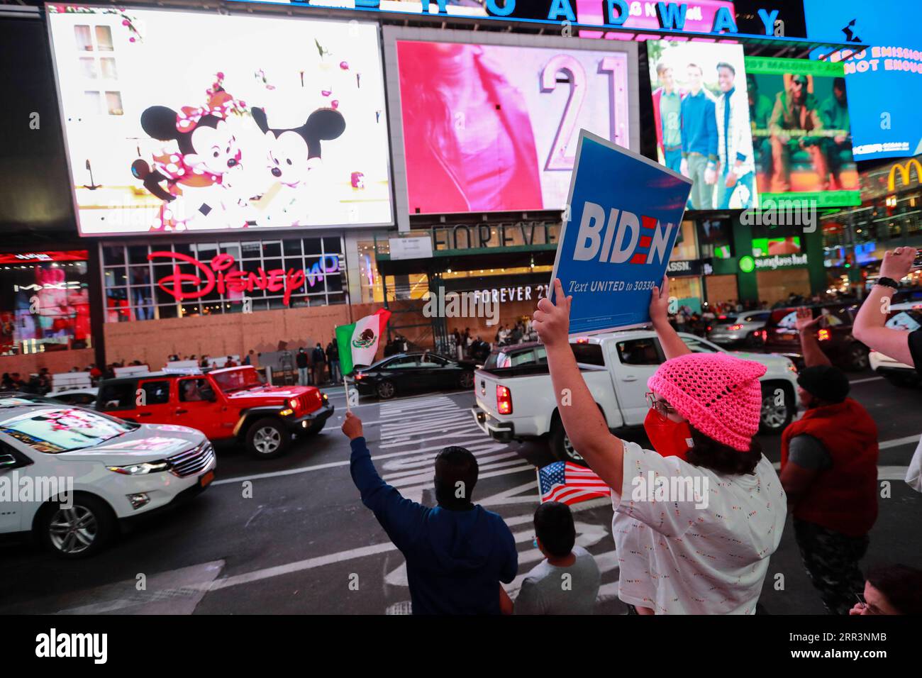 201108 -- NEW YORK, 8. November 2020 -- Menschen versammeln sich am Times Square in New York, USA, 7. November 2020. Joe Biden, ein Kandidat der US-Demokraten, wurde am Samstag von mehreren US-Medien als Sieger der Wahl 2020 vorgestellt. Der amtierende Präsident Donald Trump sagte, die Wahl sei noch lange nicht vorbei und schwor, rechtliche Schritte einzuleiten. US-WAHLKAMPFVERANSTALTUNG -2020 WangxYing PUBLICATIONxNOTxINxCHN Stockfoto