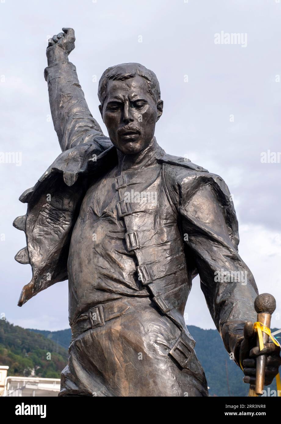 Die Statue von Freddy Mercury, einer Felsenikone, während einer Geburtstagsfeier am Ufer des Genfer Sees, Montreux, Kanton Waadt, Schweiz Stockfoto