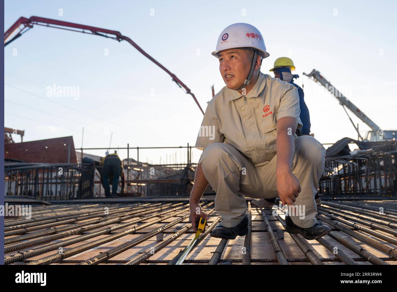 201110 -- VIENTIANE, 10. November 2020 -- Xu Zhou inspiziert die Baustelle des China-Laos-Eisenbahnprojekts am nördlichen Stadtrand von Vientiane, Hauptstadt von Laos, 8. August 2020. Die China-Laos-Eisenbahn ist ein strategisches Andockprojekt zwischen der von China vorgeschlagenen Belt and Road Initiative und der Laos-Strategie, um das Binnenland in ein landverbundenes Drehkreuz umzuwandeln. Der chinesische Ingenieur Xu Zhou, der mit der 4. Mai-Medaille ausgezeichnet wurde, eine nationale Top-Auszeichnung für junge Chinesen, leitet seine Gruppe von der China Railway No. 2 Engineering Group CREC-2, um die Aufgabe in den Vororten von Vientiane zu erfüllen. Unser Vorgesetzter Stockfoto