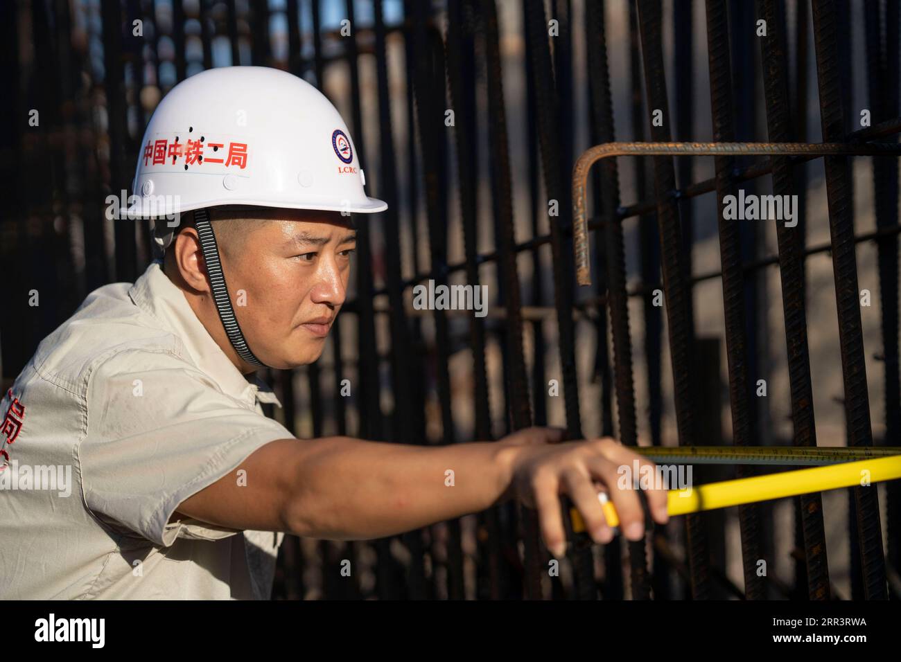 201110 -- VIENTIANE, 10. November 2020 -- Xu Zhou inspiziert die Baustelle des China-Laos-Eisenbahnprojekts am nördlichen Stadtrand von Vientiane, Hauptstadt von Laos, 8. August 2020. Die China-Laos-Eisenbahn ist ein strategisches Andockprojekt zwischen der von China vorgeschlagenen Belt and Road Initiative und der Laos-Strategie, um das Binnenland in ein landverbundenes Drehkreuz umzuwandeln. Der chinesische Ingenieur Xu Zhou, der mit der 4. Mai-Medaille ausgezeichnet wurde, eine nationale Top-Auszeichnung für junge Chinesen, leitet seine Gruppe von der China Railway No. 2 Engineering Group CREC-2, um die Aufgabe in den Vororten von Vientiane zu erfüllen. Unser Vorgesetzter Stockfoto
