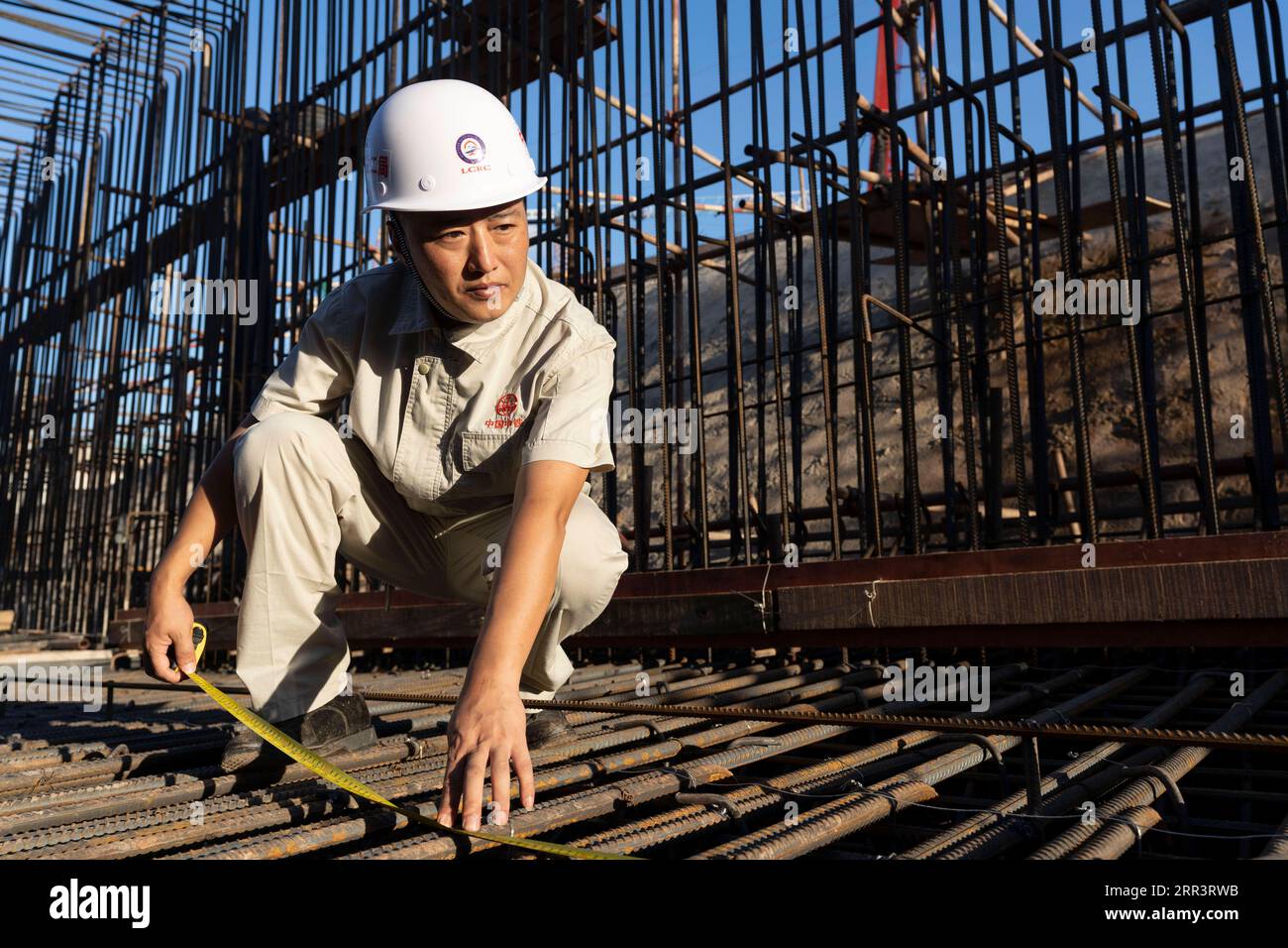 201110 -- VIENTIANE, 10. November 2020 -- Xu Zhou inspiziert die Baustelle des China-Laos-Eisenbahnprojekts am nördlichen Stadtrand von Vientiane, Hauptstadt von Laos, 8. August 2020. Die China-Laos-Eisenbahn ist ein strategisches Andockprojekt zwischen der von China vorgeschlagenen Belt and Road Initiative und der Laos-Strategie, um das Binnenland in ein landverbundenes Drehkreuz umzuwandeln. Der chinesische Ingenieur Xu Zhou, der mit der 4. Mai-Medaille ausgezeichnet wurde, eine nationale Top-Auszeichnung für junge Chinesen, leitet seine Gruppe von der China Railway No. 2 Engineering Group CREC-2, um die Aufgabe in den Vororten von Vientiane zu erfüllen. Unser Vorgesetzter Stockfoto