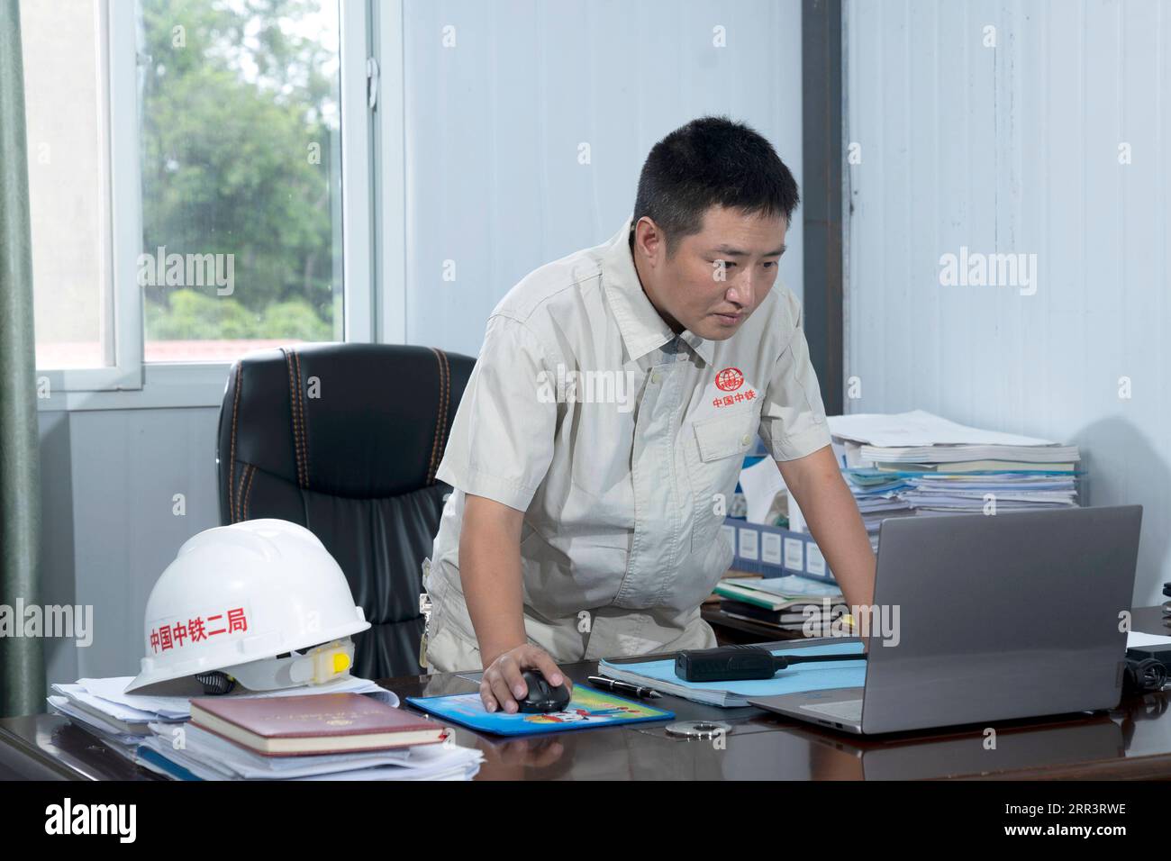 201110 -- VIENTIANE, 10. November 2020 -- Xu Zhou überprüft Dokumente im Büro des China-Laos-Eisenbahnprojekts am nördlichen Stadtrand von Vientiane, Hauptstadt von Laos, 5. August 2020. Die China-Laos-Eisenbahn ist ein strategisches Andockprojekt zwischen der von China vorgeschlagenen Belt and Road Initiative und der Laos-Strategie, um das Binnenland in ein landverbundenes Drehkreuz umzuwandeln. Der chinesische Ingenieur Xu Zhou, der mit der 4. Mai-Medaille ausgezeichnet wurde, eine nationale Top-Auszeichnung für junge Chinesen, leitet seine Gruppe von der China Railway No. 2 Engineering Group CREC-2, um die Aufgabe in den Vororten von Vientiane zu erfüllen. Unser Vorgesetzter Stockfoto
