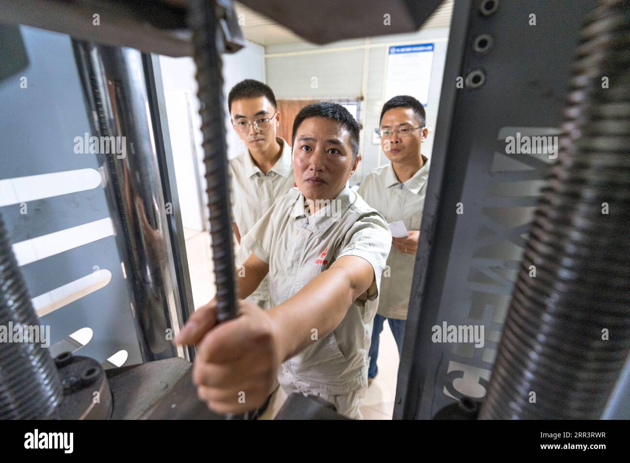 201110 -- VIENTIANE, 10. November 2020 -- Xu Zhou überprüft die Ausrüstung im Büro des China-Laos-Eisenbahnprojekts am nördlichen Stadtrand von Vientiane, Hauptstadt von Laos, 5. August 2020. Die China-Laos-Eisenbahn ist ein strategisches Andockprojekt zwischen der von China vorgeschlagenen Belt and Road Initiative und der Laos-Strategie, um das Binnenland in ein landverbundenes Drehkreuz umzuwandeln. Der chinesische Ingenieur Xu Zhou, der mit der 4. Mai-Medaille ausgezeichnet wurde, eine nationale Top-Auszeichnung für junge Chinesen, leitet seine Gruppe von der China Railway No. 2 Engineering Group CREC-2, um die Aufgabe in den Vororten von Vientiane zu erfüllen. Ou Stockfoto