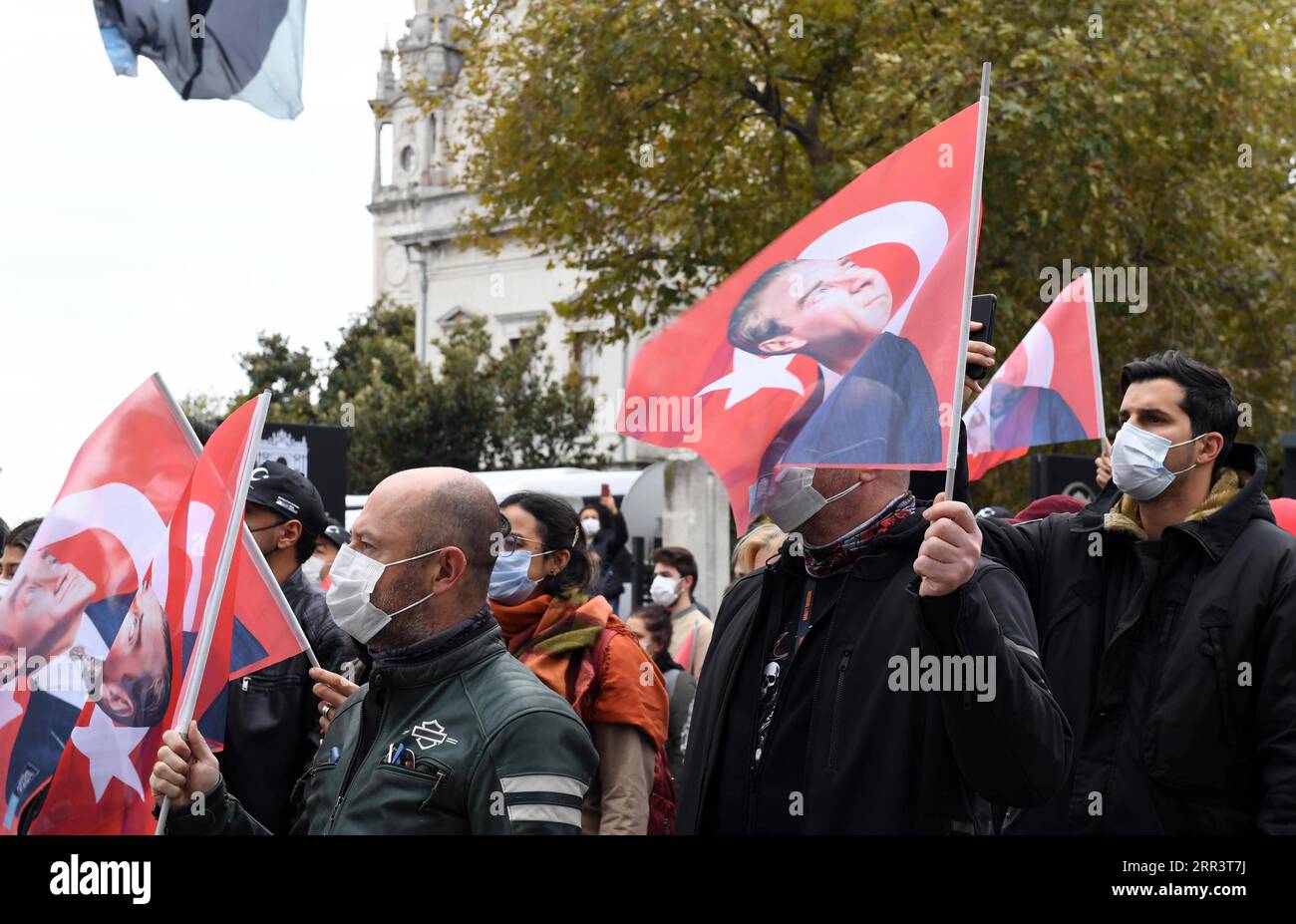 201111 -- PEKING, 11. November 2020 -- Menschen, die Masken tragen, nehmen an einer Veranstaltung zum Gedenken an den 82. Todestag des Gründers der Türkischen Republik Mustafa Kemal Atatürk in Istanbul, Türkei, 10. November 2020, Teil. Zehntausende türkischer Menschen strömten am Dienstag auf die Straßen des Landes, um an Atatürks 82. Todestag während der COVID-19-Pandemie zu gedenken. FOTOS DES TAGES Xinhua PUBLICATIONxNOTxINxCHN Stockfoto