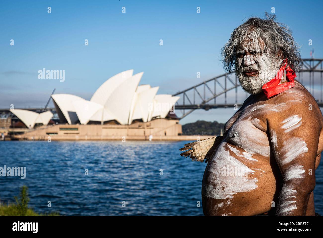 201111 -- SYDNEY, 11. November 2020 -- ein Aborigine-Mann wird im Hafen von Sydney, Australien, am 11. November 2020 gesehen. Australien startete am Sonntag eine Woche voller Feiern, in denen die Geschichte und Kultur seiner Völker der Ersten Nationen anerkannt wurden, wobei das diesjährige Thema immer war, immer sein wird. Benannt nach dem National Aborigines and Islanders Day Observance Committee NAIDOC, lädt die NAIDOC Week jedes Jahr alle Australier ein, die reiche Geschichte der ersten Einwohner des Landes durch Vorträge, Filme, Aufführungen und andere besondere Veranstaltungen zu erkunden. Foto von /Xinhua AUSTRALIA-SYDNEY-FIRST NATIONS PEOPLE-HISTORY ZhuxH Stockfoto