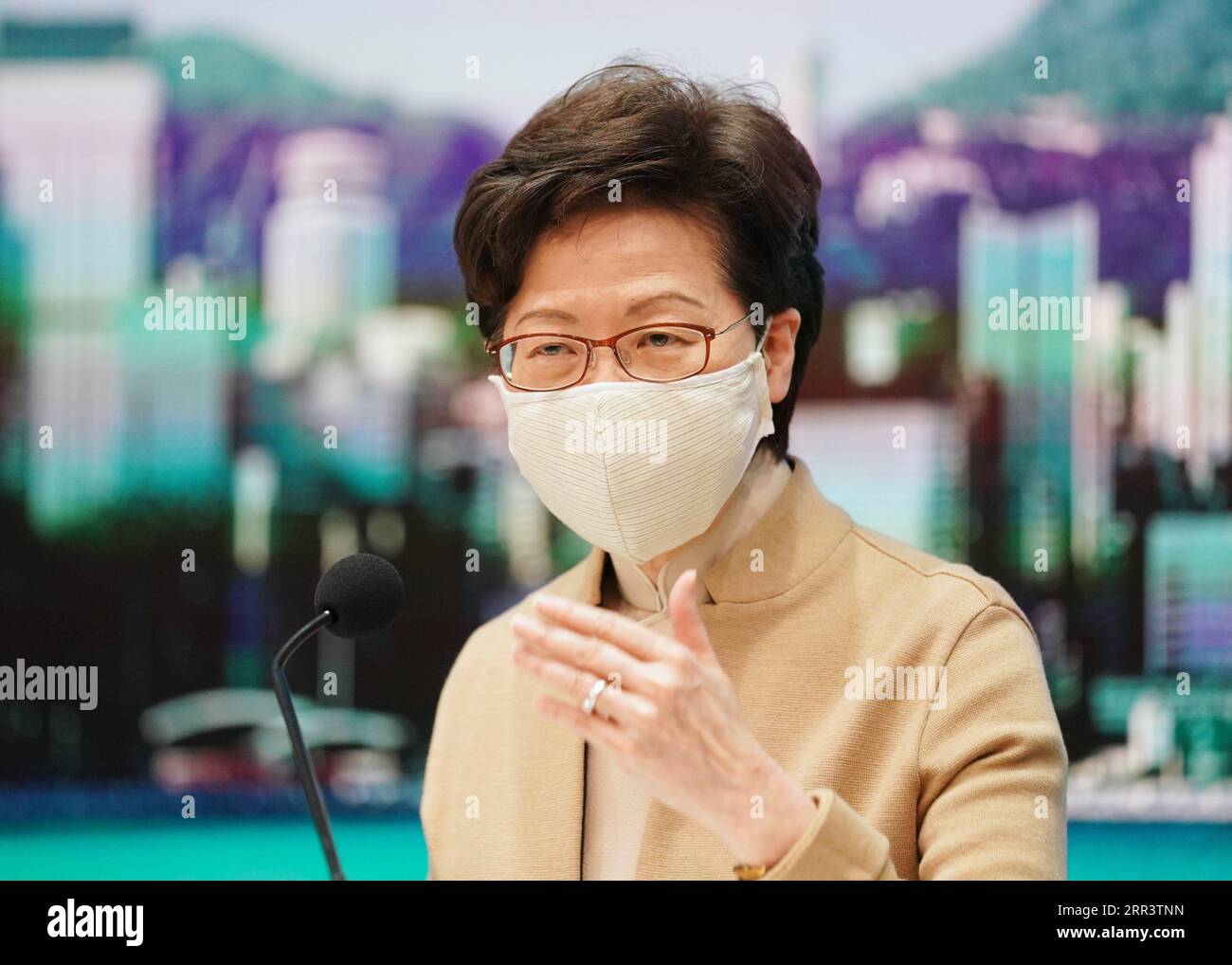 201111 -- HONG KONG, 11. November 2020 -- Chief Executive of the Hong Kong Special Administrative Region Carrie Lam beantwortet Fragen der Medien während einer Pressekonferenz in Hong Kong, Südchina, 11. November 2020. PASSEND ZUR Entscheidung der chinesischen obersten Legislative über die Qualifikation von HKSAR LegCo-Mitgliedern verfassungsmäßig, legal, vernünftig: HKSAR-Chef CHINA-HONGKONG-HKSAR-REGIERUNG-LEGCO-MITGLIEDER-DISQUALIFIKATION CN WangxShen PUBLICATIONxNOTxINxCHN Stockfoto