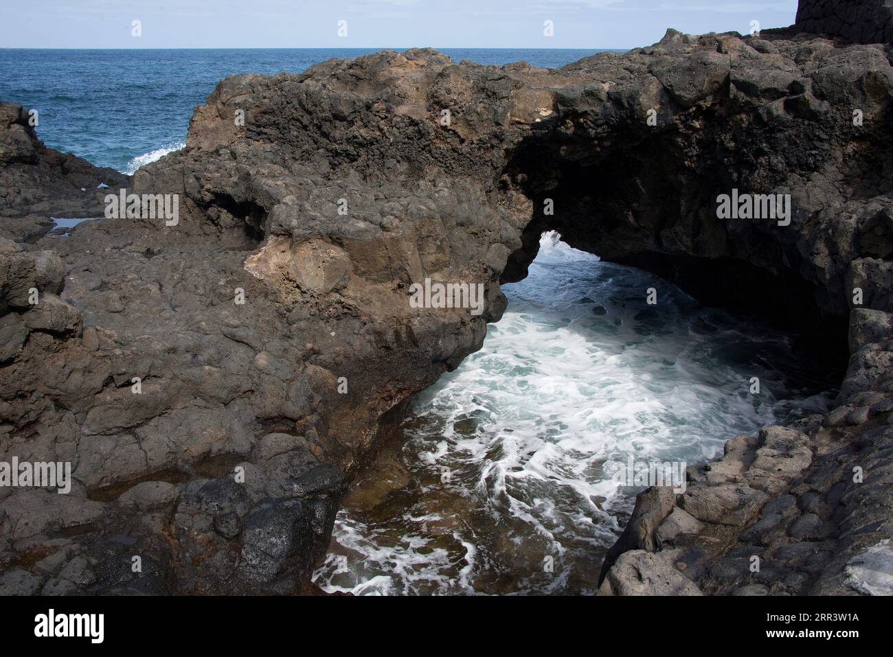 Natürlicher Vulkanbogen, El Charco Azul. San Andres y Sauces, La Palma, Provinz Santa Cruz de Tenerife, Kanarische Inseln, Spanien. Stockfoto