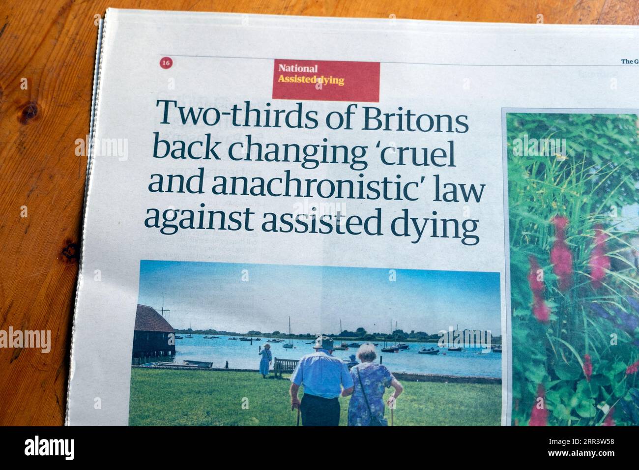„Zwei Drittel der Briten treten dafür ein, das „grausame und anachronistische“ Gesetz gegen Assisted Dying zu ändern“, Schlagzeile der Zeitung Guardian 29. August 2023 in London Stockfoto