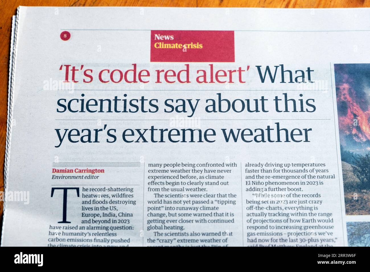 „IT's Code Red Alert“ Was Wissenschaftler über das diesjährige Extremwetter sagen“, Schlagzeile der Zeitung Guardian zur Klimakrise artikel 29 August 2023 UK Stockfoto