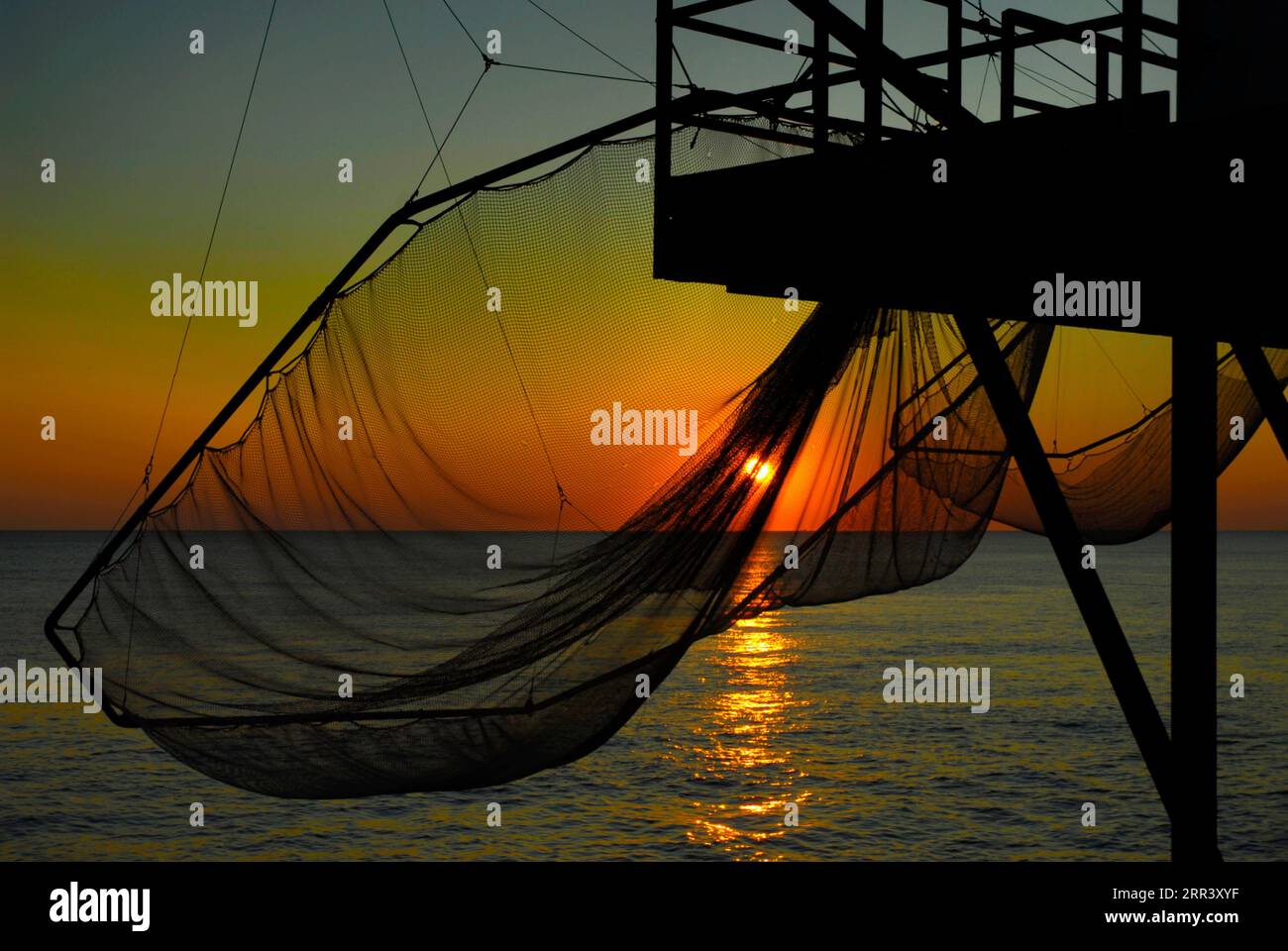 Abschluss der carrelet-Fischerei und Sonnenuntergang in Saint Palais in Frankreich, typische Aktivität der Region Poitou-Charentes, Departement Charente Maritime Stockfoto